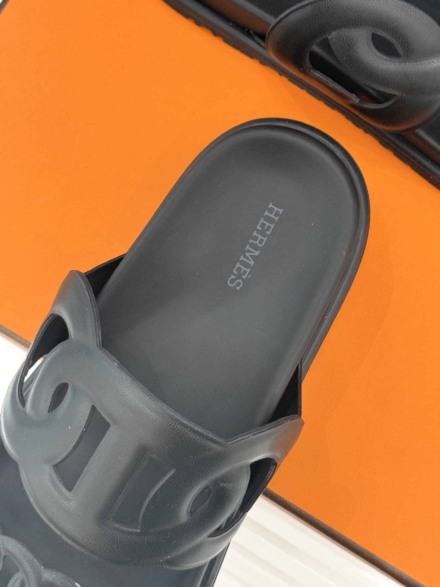 顶版 （配原版飞机盒）Hermès/爱马仕经典镂空猪鼻子休闲懒人拖鞋标志性的猪鼻子镂空设计俏皮吸睛在简约