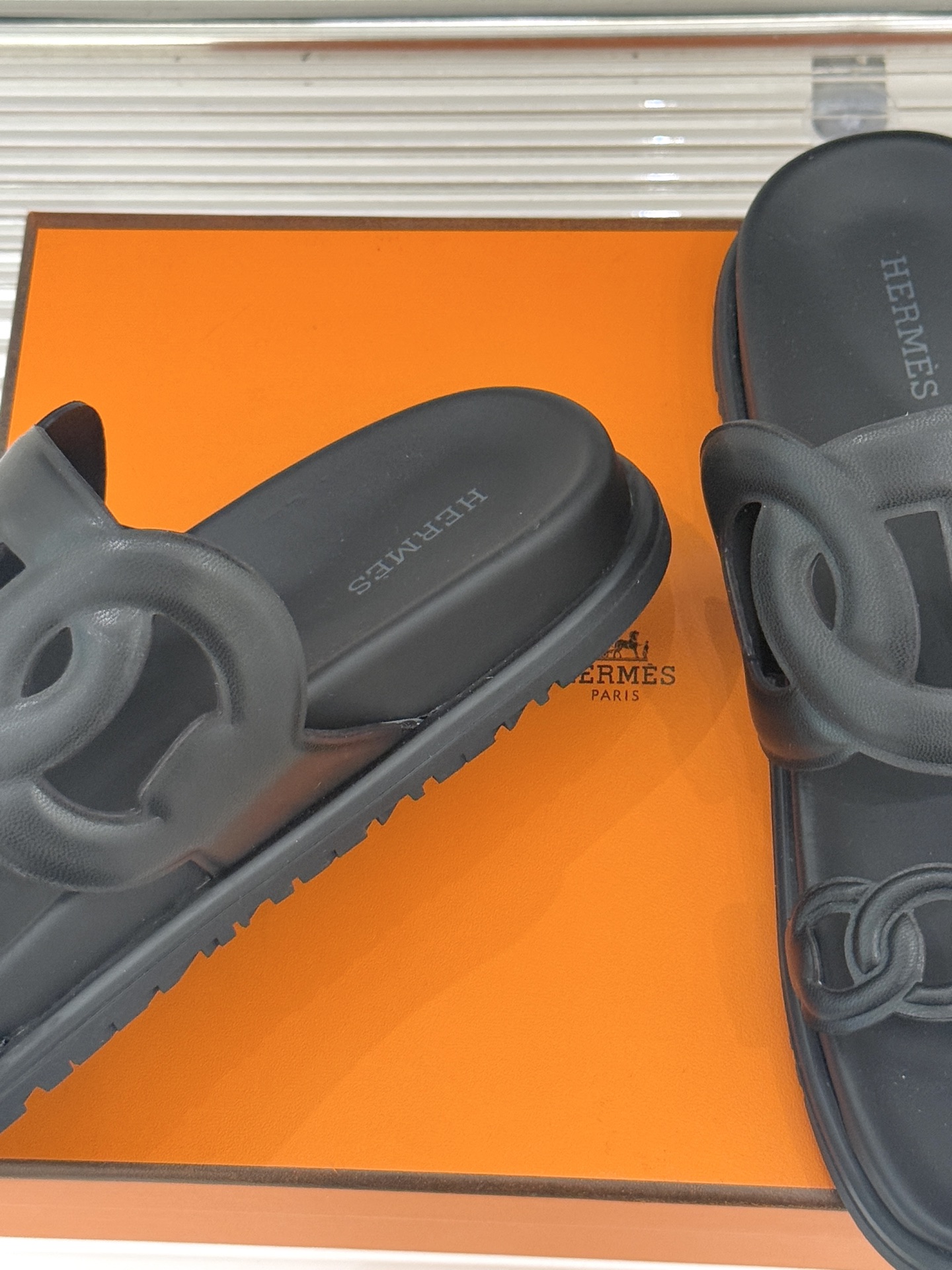 顶版 （配原版飞机盒）Hermès/爱马仕经典镂空猪鼻子休闲懒人拖鞋标志性的猪鼻子镂空设计俏皮吸睛在简约