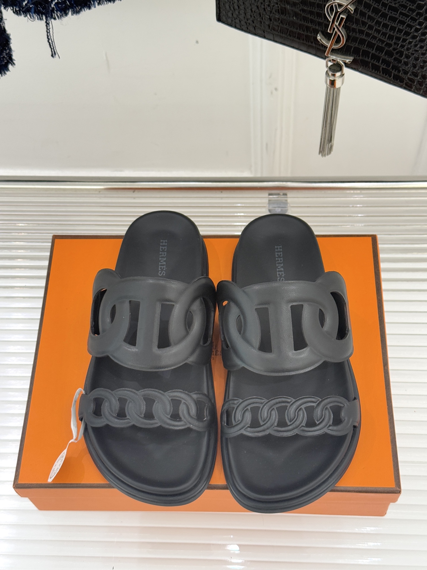 顶版 （配原版飞机盒）Hermès/爱马仕经典镂空猪鼻子休闲懒人拖鞋标志性的猪鼻子镂空设计俏皮吸睛在简约