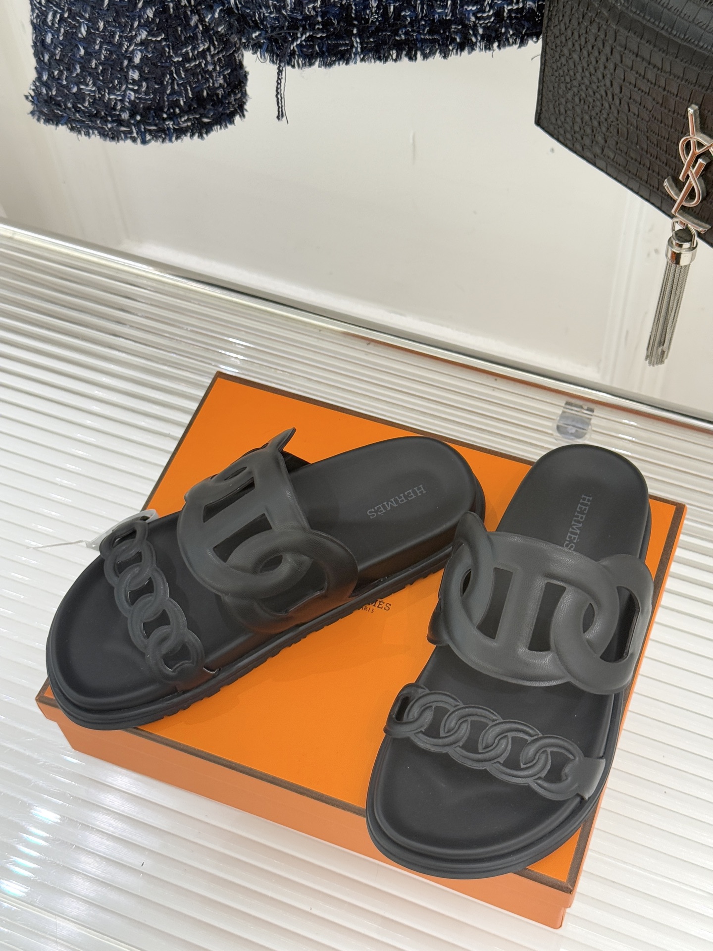 顶版 （配原版飞机盒）Hermès/爱马仕经典镂空猪鼻子休闲懒人拖鞋标志性的猪鼻子镂空设计俏皮吸睛在简约