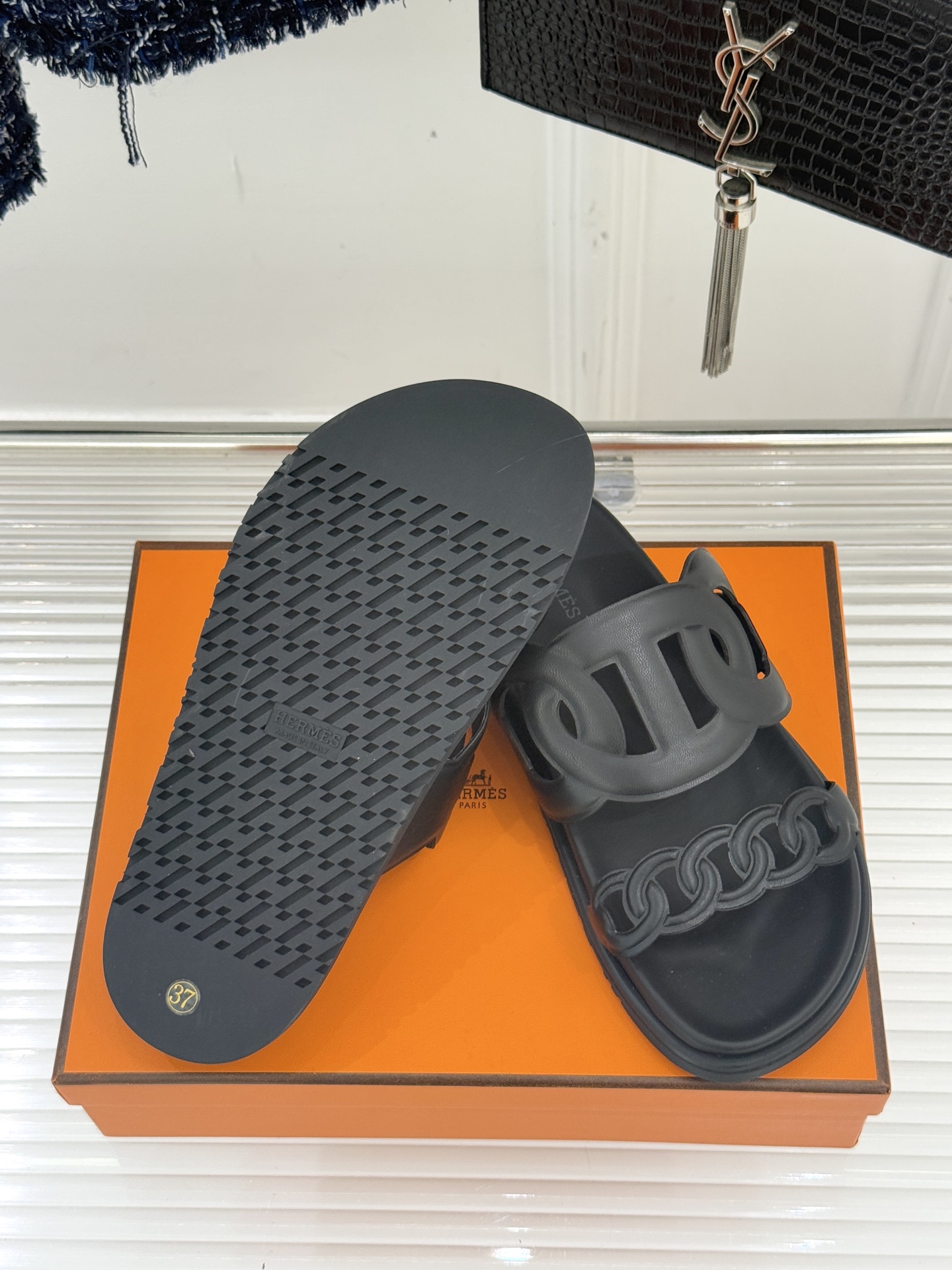 顶版 （配原版飞机盒）Hermès/爱马仕经典镂空猪鼻子休闲懒人拖鞋标志性的猪鼻子镂空设计俏皮吸睛在简约