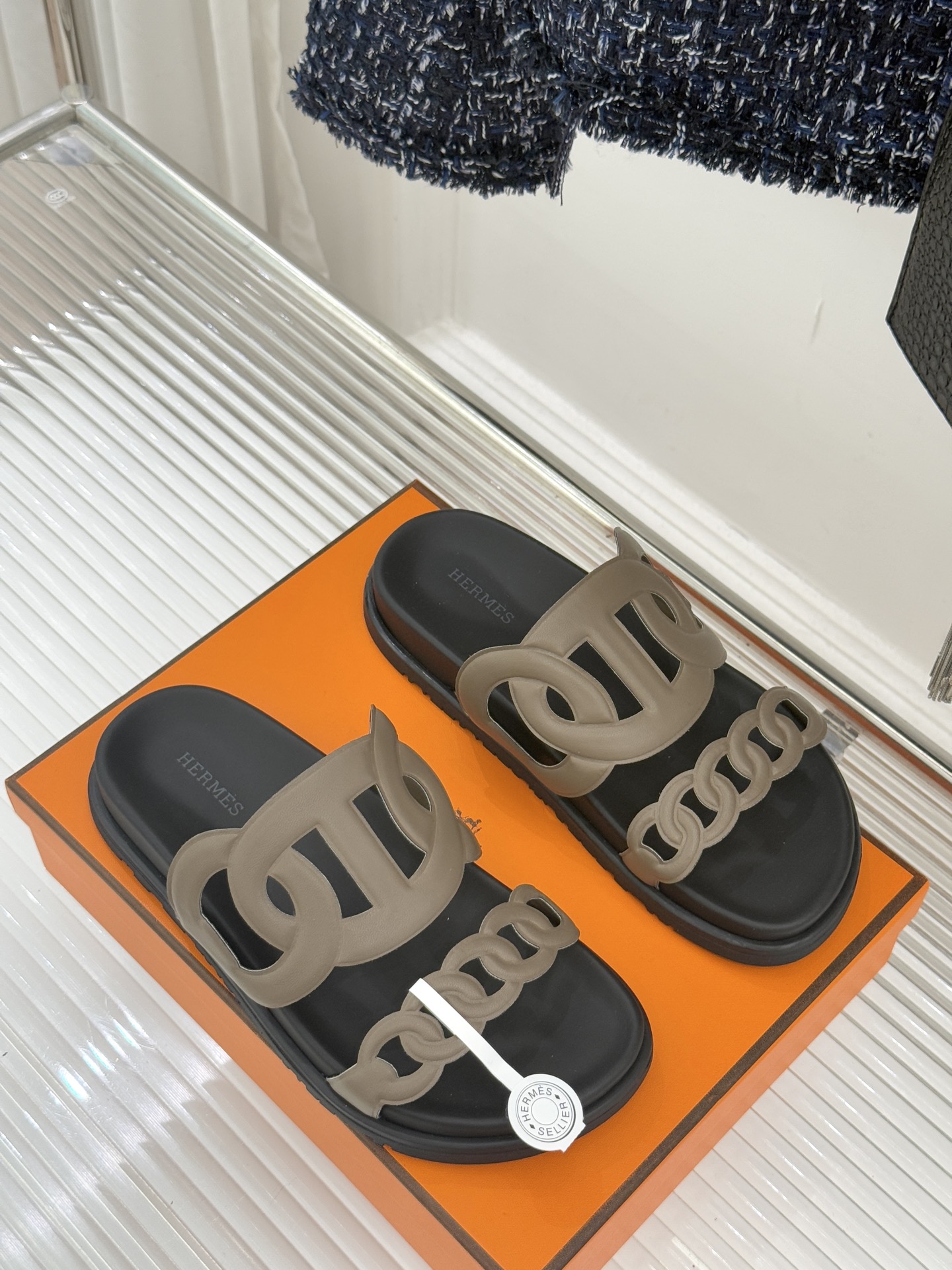 顶版 （配原版飞机盒）Hermès/爱马仕经典镂空猪鼻子休闲懒人拖鞋标志性的猪鼻子镂空设计俏皮吸睛在简约