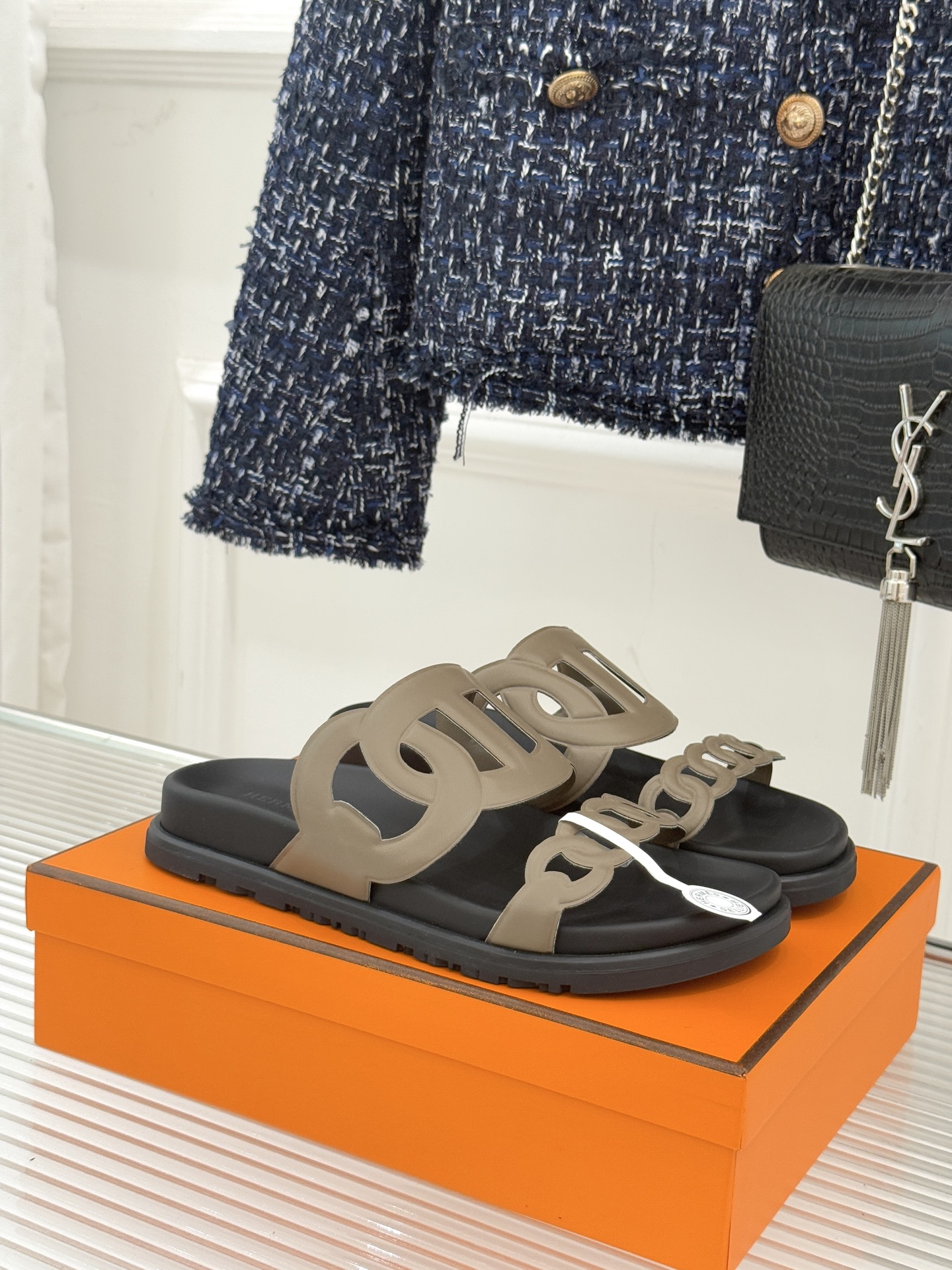 顶版 （配原版飞机盒）Hermès/爱马仕经典镂空猪鼻子休闲懒人拖鞋标志性的猪鼻子镂空设计俏皮吸睛在简约