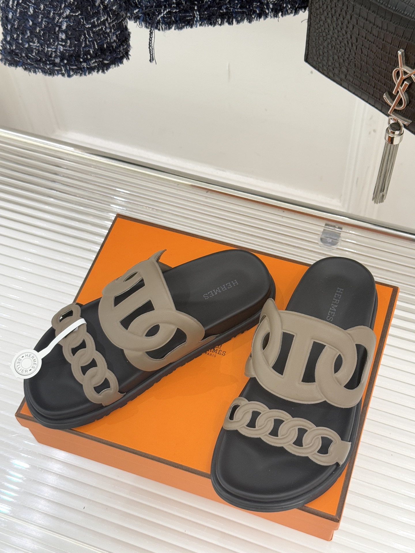 顶版 （配原版飞机盒）Hermès/爱马仕经典镂空猪鼻子休闲懒人拖鞋标志性的猪鼻子镂空设计俏皮吸睛在简约