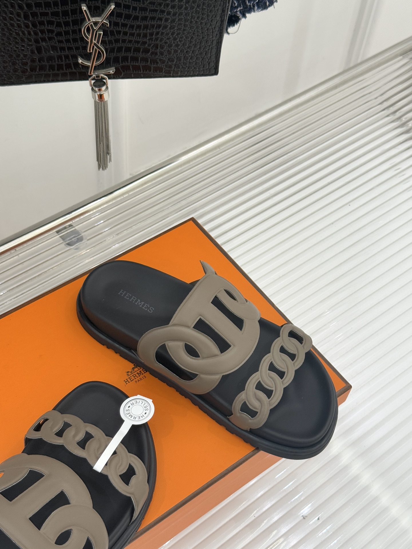 顶版 （配原版飞机盒）Hermès/爱马仕经典镂空猪鼻子休闲懒人拖鞋标志性的猪鼻子镂空设计俏皮吸睛在简约