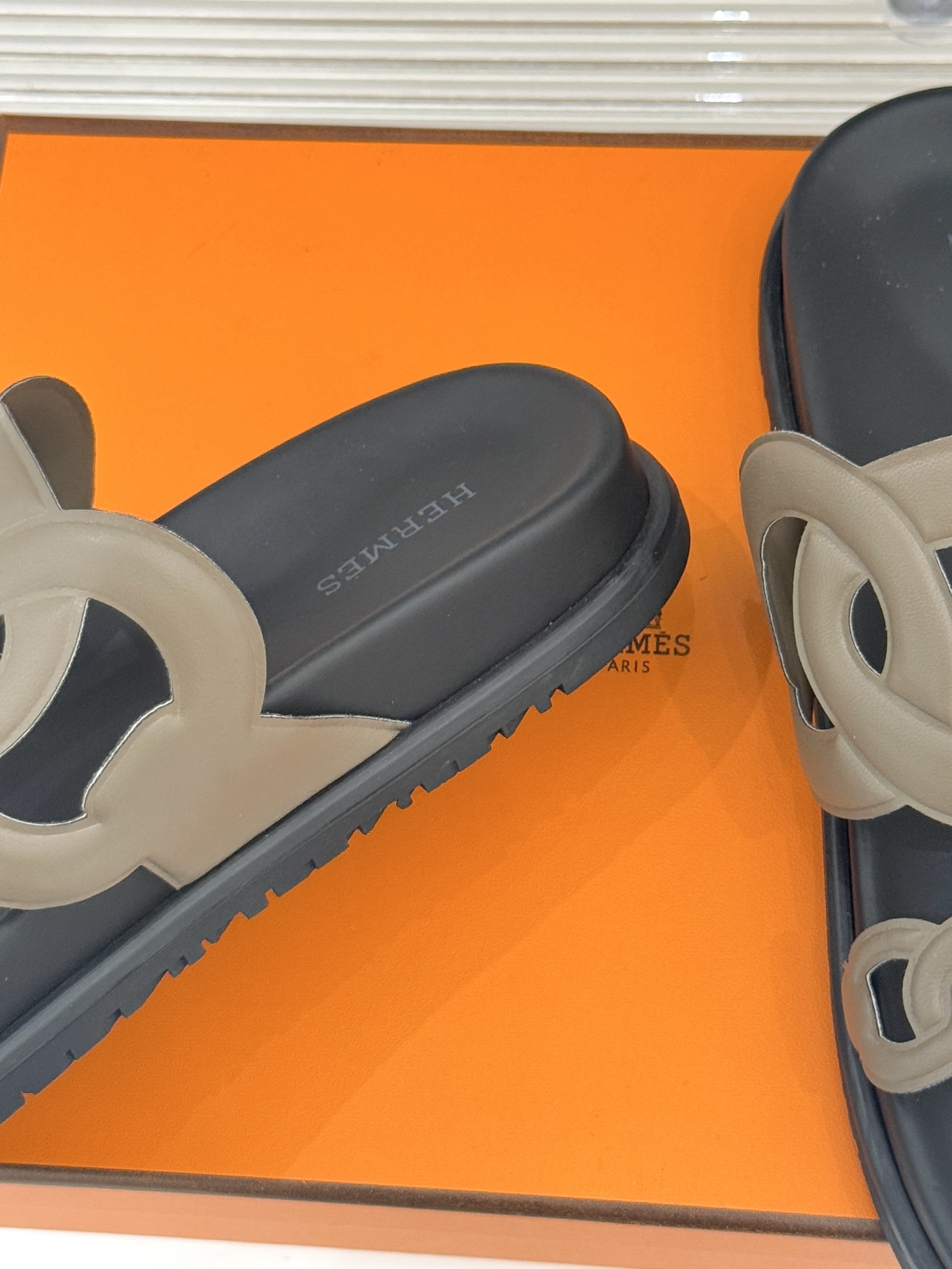 顶版 （配原版飞机盒）Hermès/爱马仕经典镂空猪鼻子休闲懒人拖鞋标志性的猪鼻子镂空设计俏皮吸睛在简约