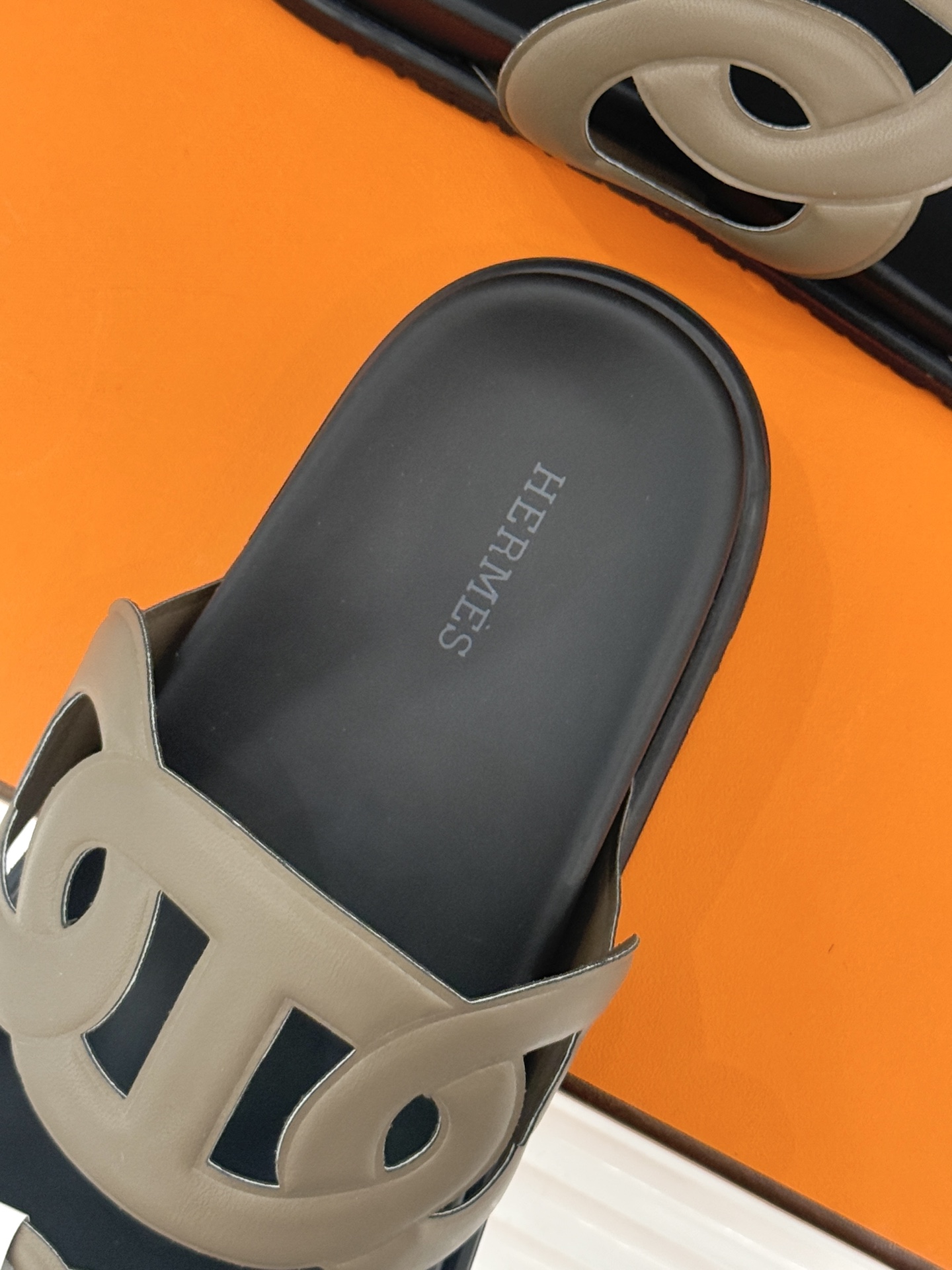 顶版 （配原版飞机盒）Hermès/爱马仕经典镂空猪鼻子休闲懒人拖鞋标志性的猪鼻子镂空设计俏皮吸睛在简约