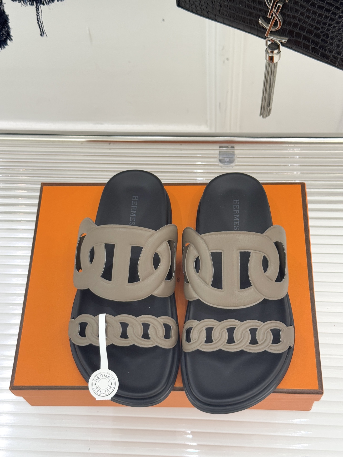 顶版 （配原版飞机盒）Hermès/爱马仕经典镂空猪鼻子休闲懒人拖鞋标志性的猪鼻子镂空设计俏皮吸睛在简约