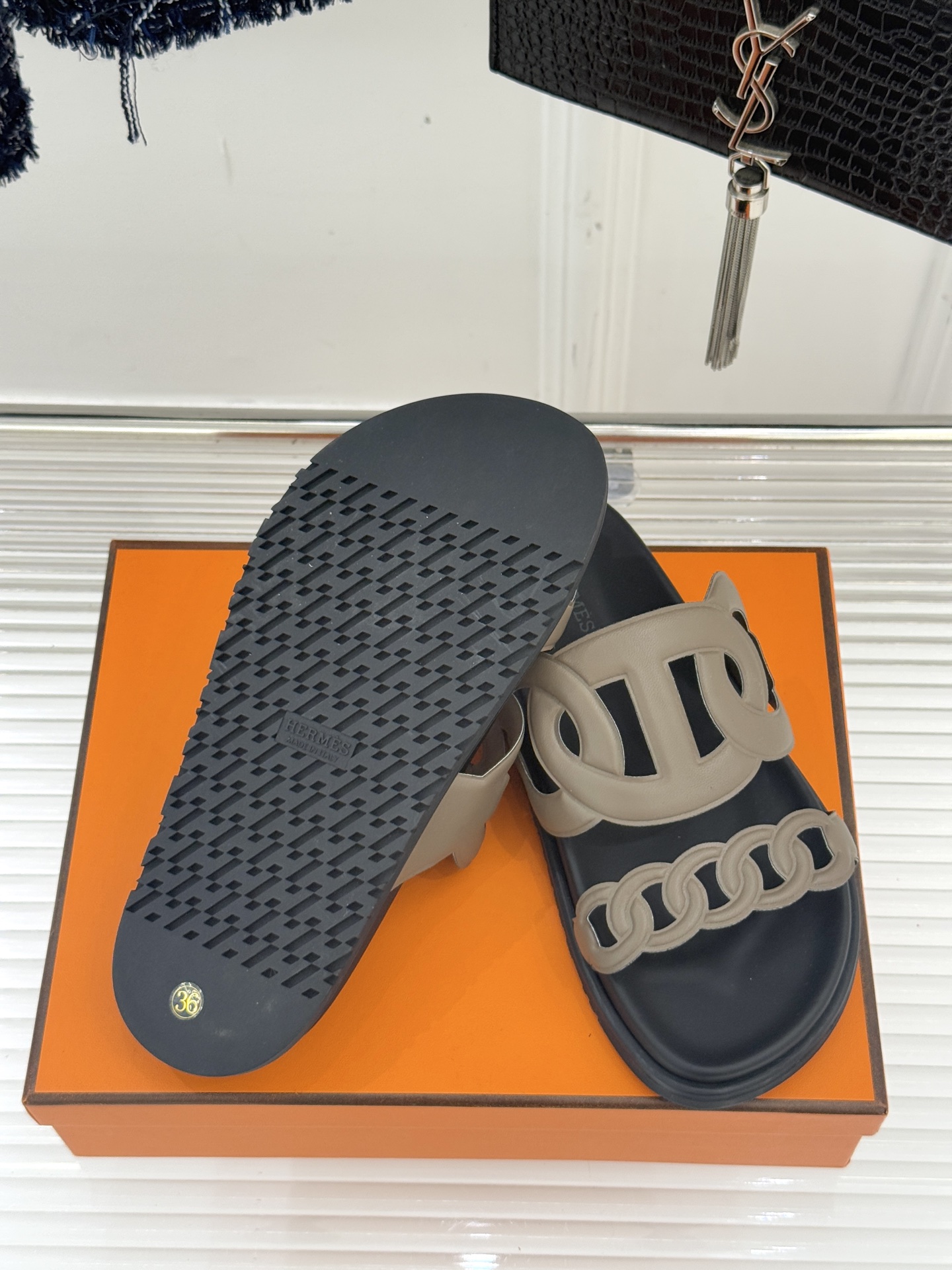 顶版 （配原版飞机盒）Hermès/爱马仕经典镂空猪鼻子休闲懒人拖鞋标志性的猪鼻子镂空设计俏皮吸睛在简约