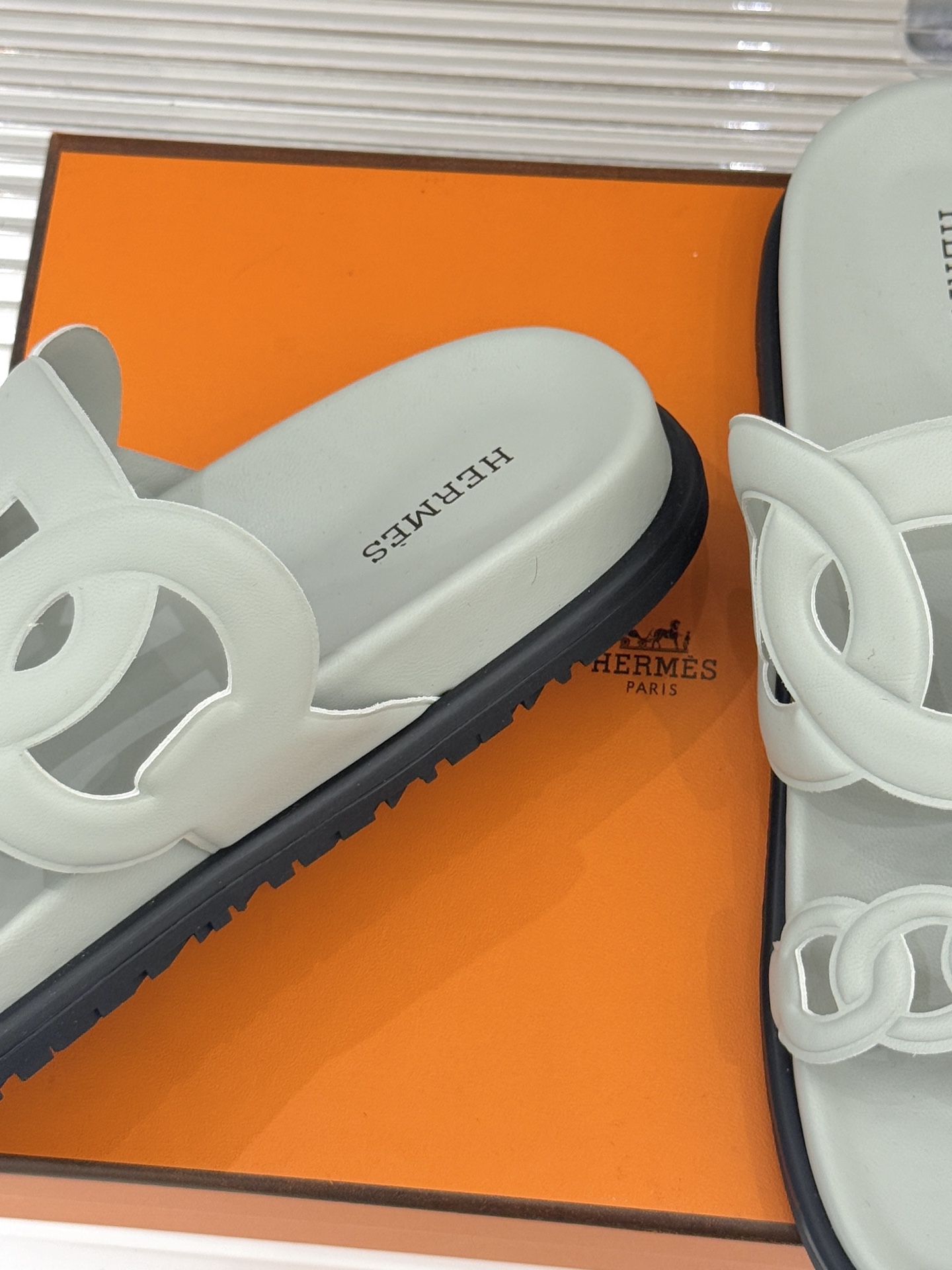 顶版 （配原版飞机盒）Hermès/爱马仕经典镂空猪鼻子休闲懒人拖鞋标志性的猪鼻子镂空设计俏皮吸睛在简约