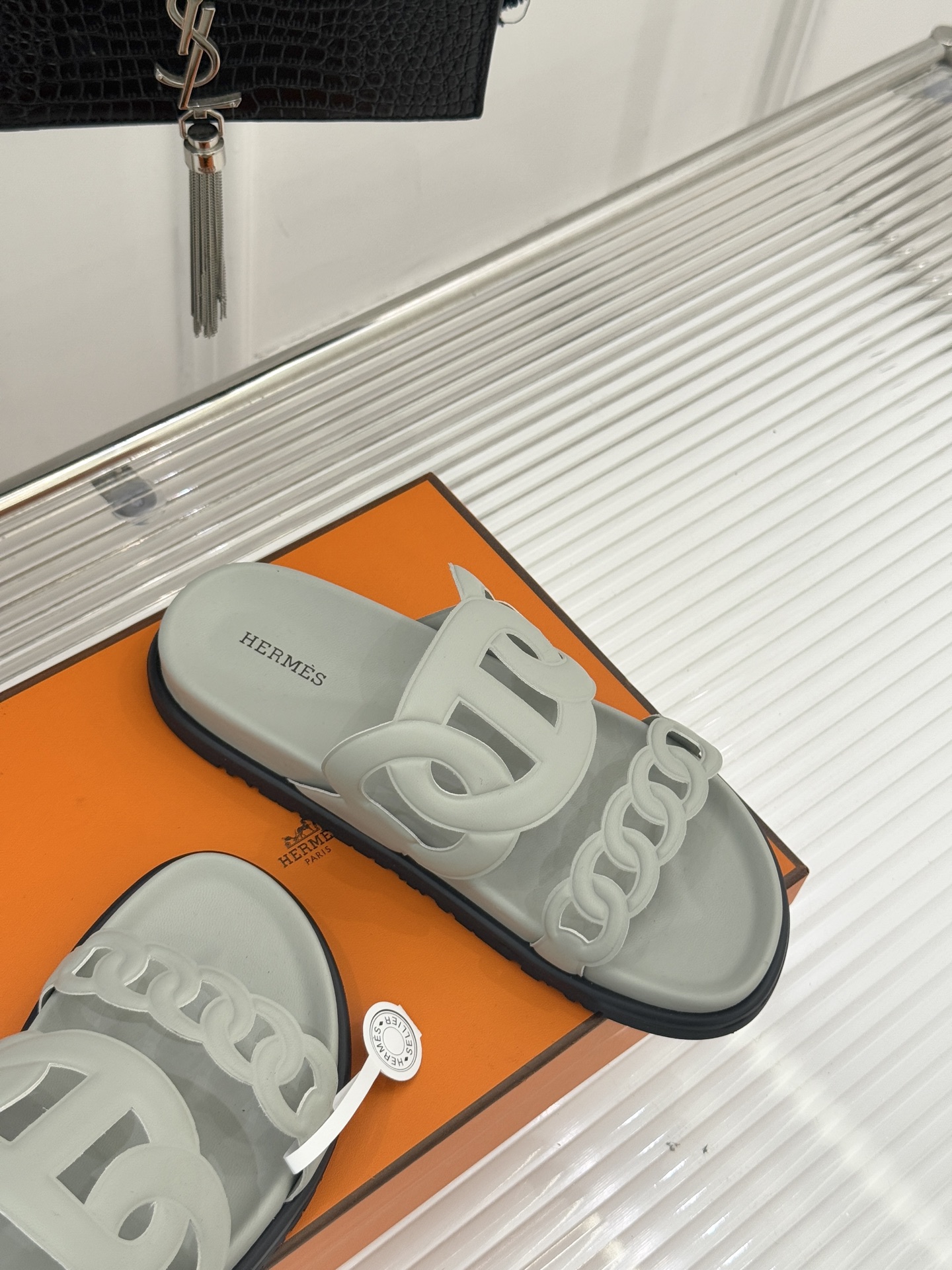 顶版 （配原版飞机盒）Hermès/爱马仕经典镂空猪鼻子休闲懒人拖鞋标志性的猪鼻子镂空设计俏皮吸睛在简约
