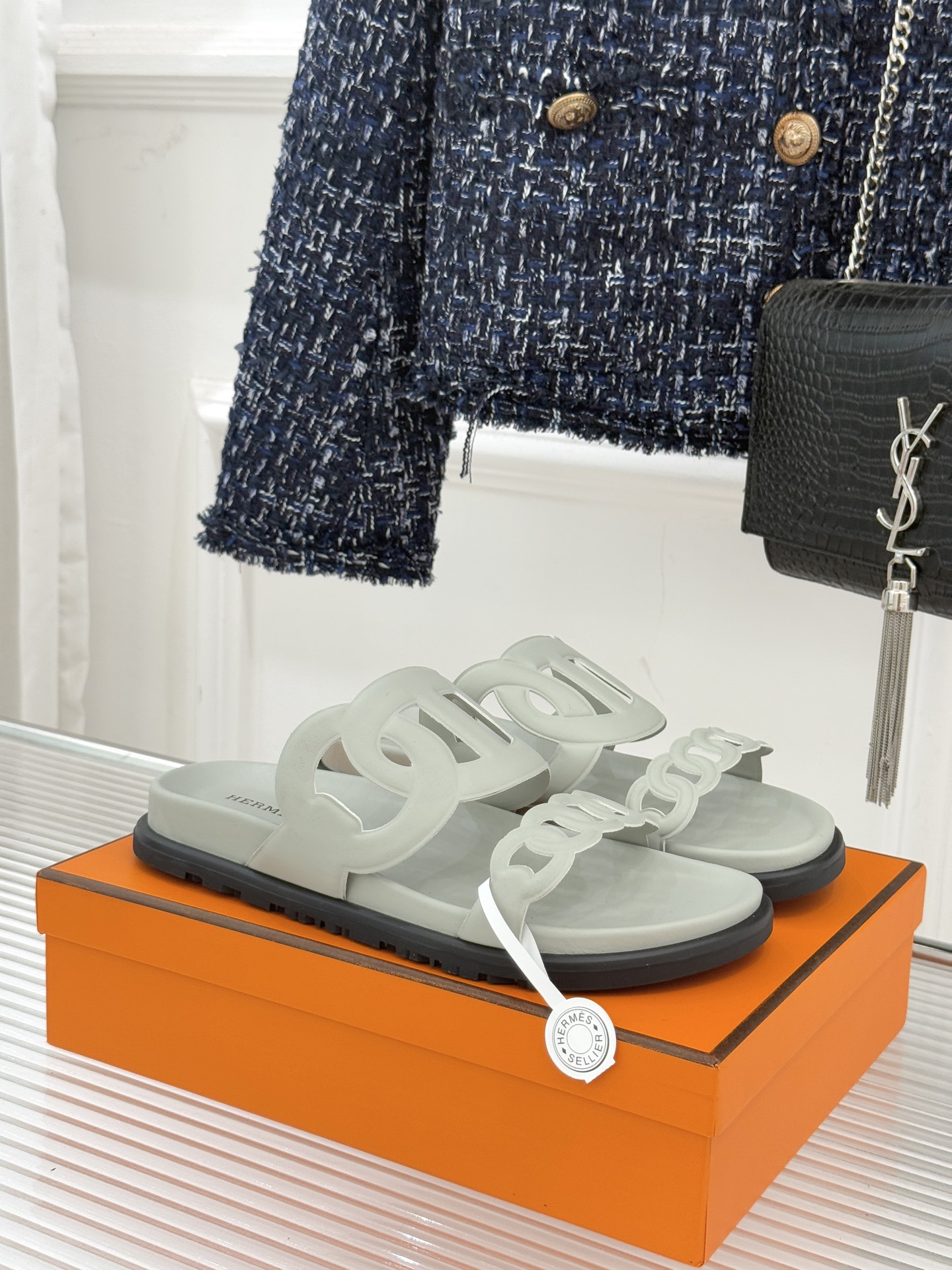 顶版 （配原版飞机盒）Hermès/爱马仕经典镂空猪鼻子休闲懒人拖鞋标志性的猪鼻子镂空设计俏皮吸睛在简约