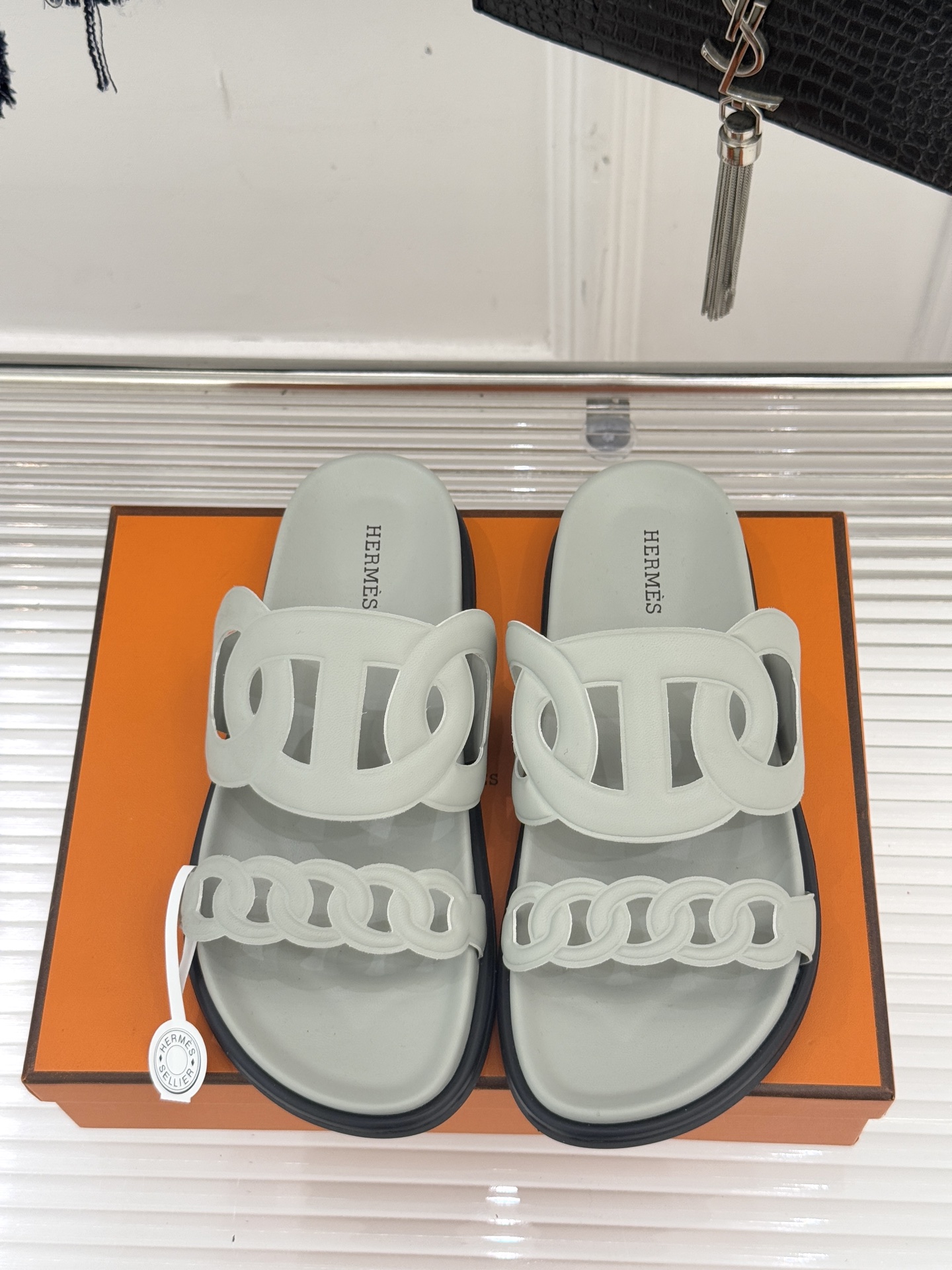 顶版 （配原版飞机盒）Hermès/爱马仕经典镂空猪鼻子休闲懒人拖鞋标志性的猪鼻子镂空设计俏皮吸睛在简约