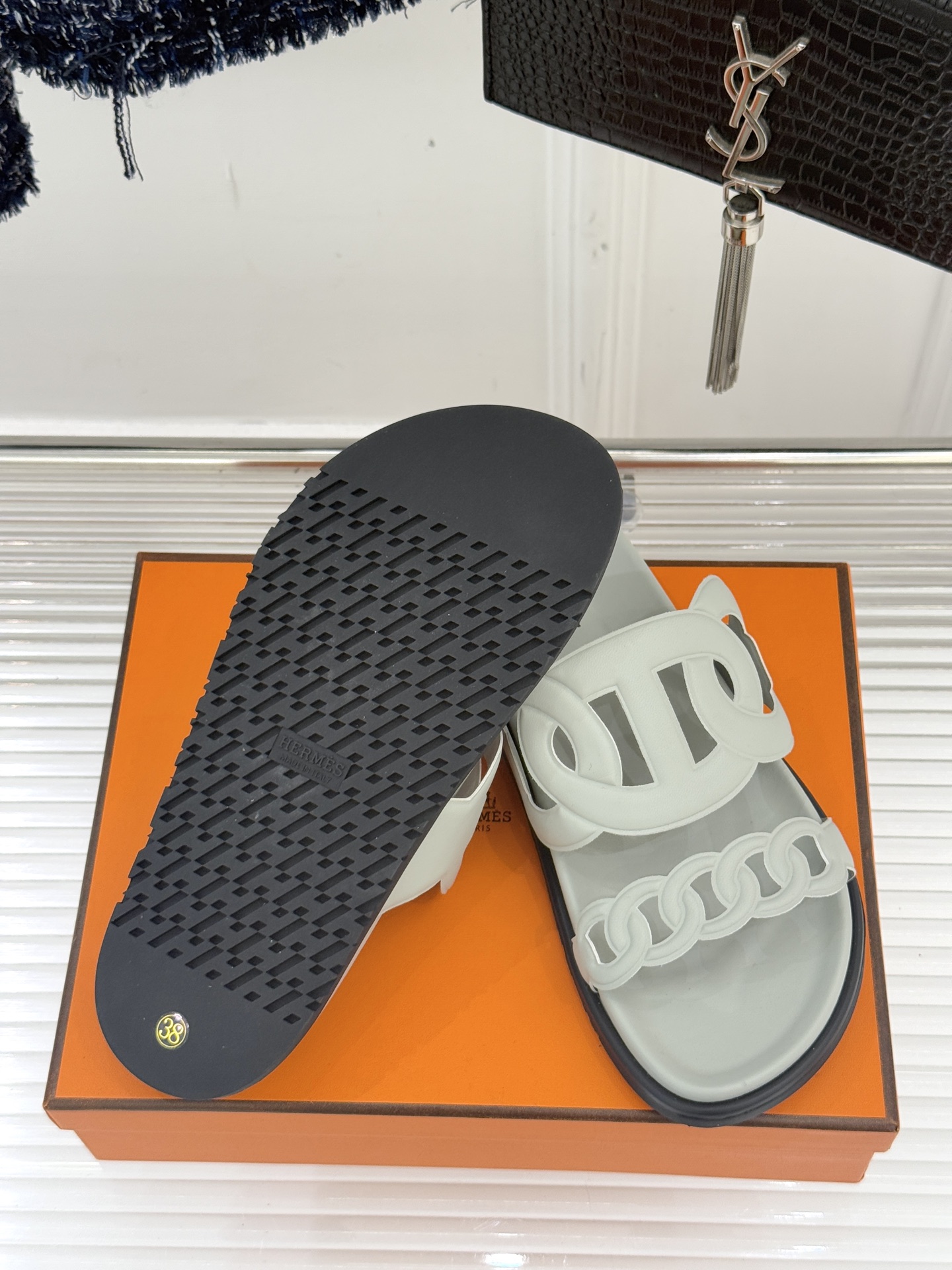 顶版 （配原版飞机盒）Hermès/爱马仕经典镂空猪鼻子休闲懒人拖鞋标志性的猪鼻子镂空设计俏皮吸睛在简约