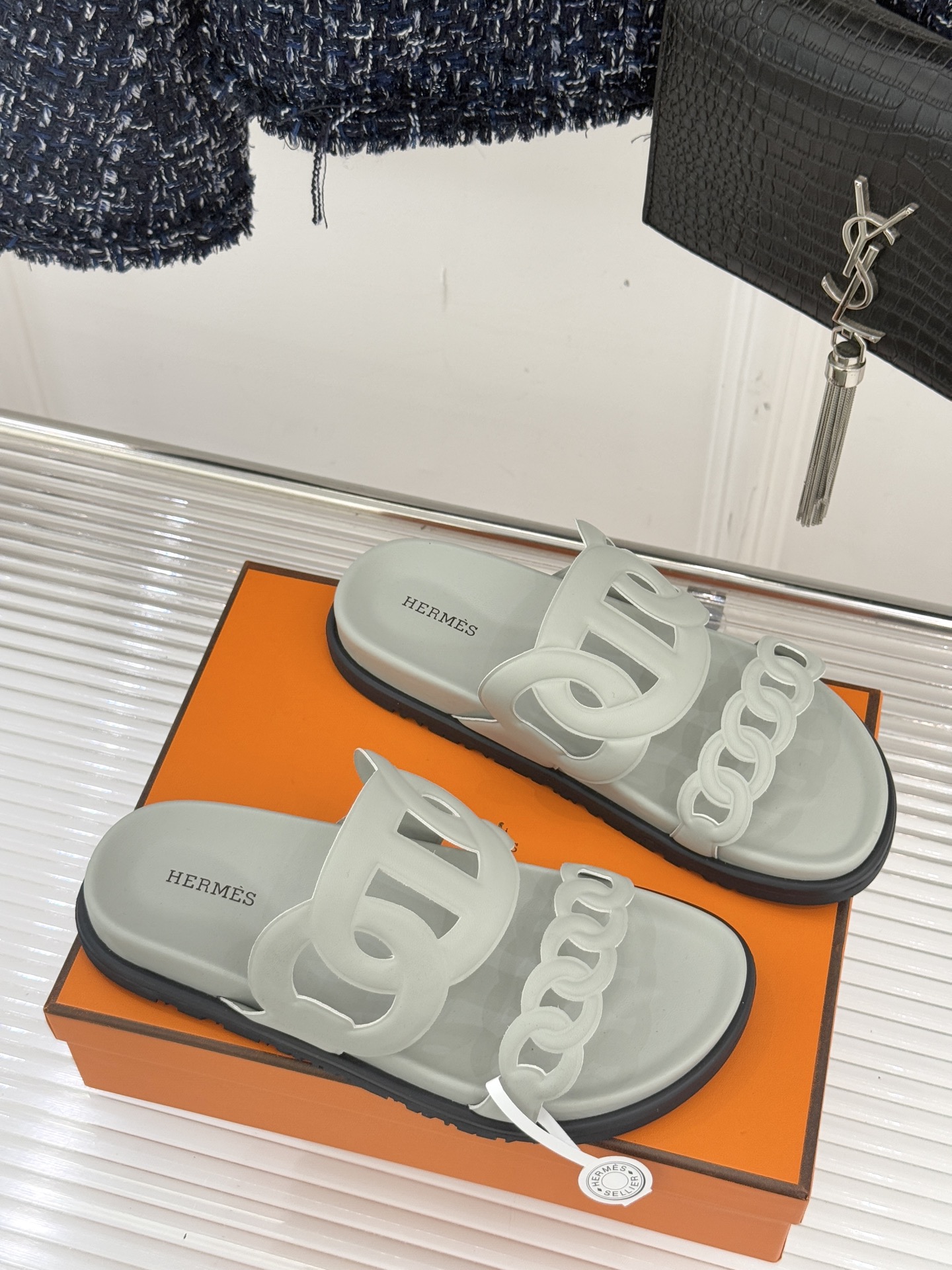 顶版 （配原版飞机盒）Hermès/爱马仕经典镂空猪鼻子休闲懒人拖鞋标志性的猪鼻子镂空设计俏皮吸睛在简约