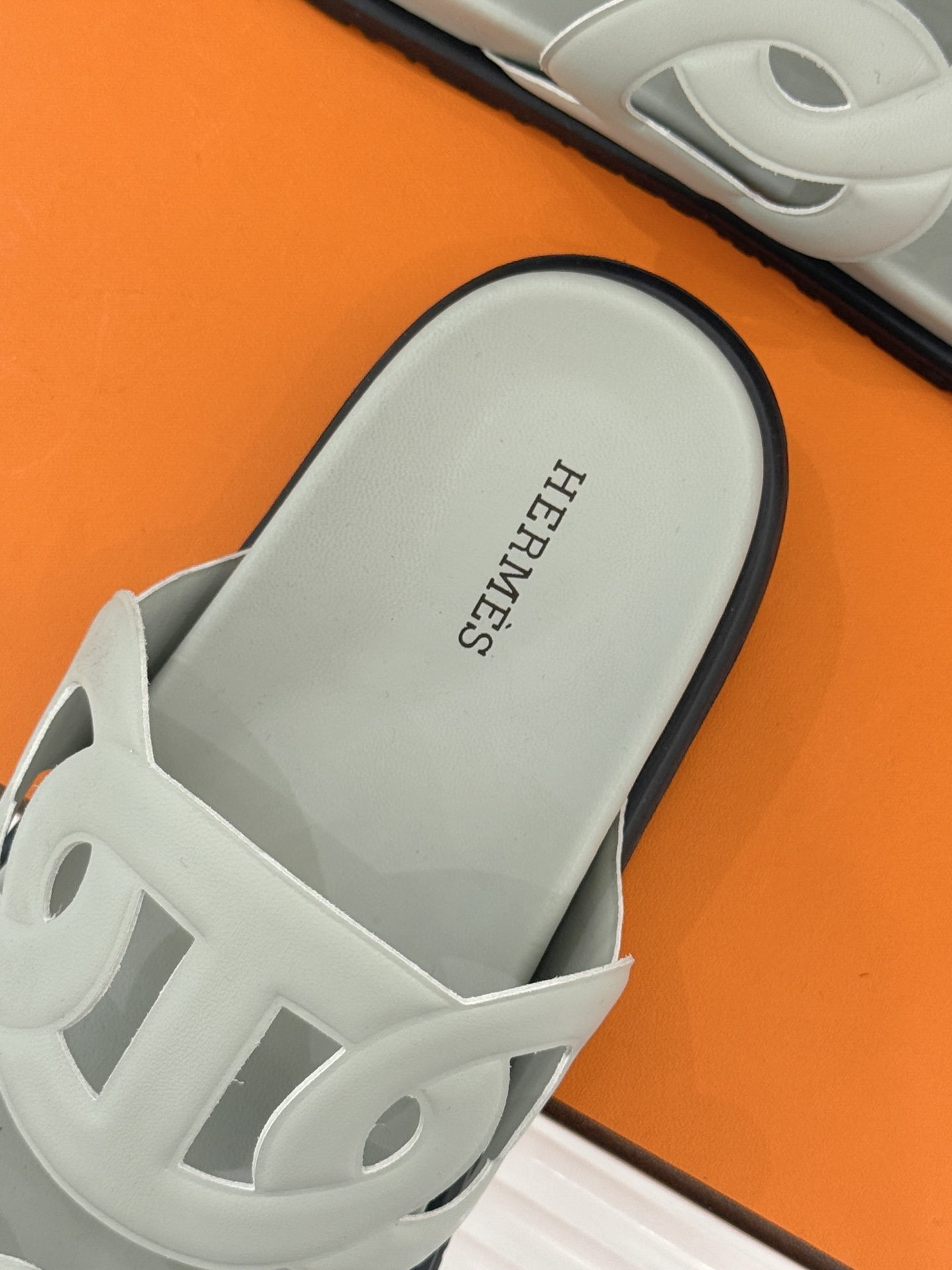 顶版 （配原版飞机盒）Hermès/爱马仕经典镂空猪鼻子休闲懒人拖鞋标志性的猪鼻子镂空设计俏皮吸睛在简约