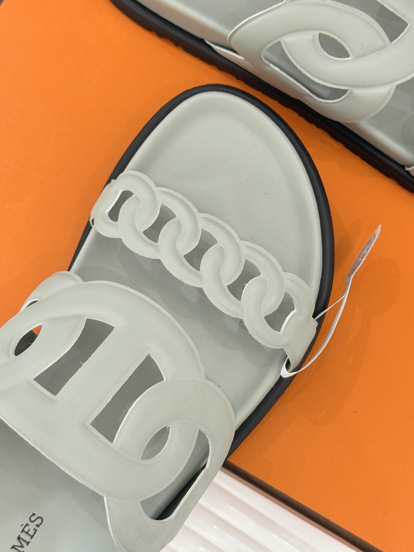 顶版 （配原版飞机盒）Hermès/爱马仕经典镂空猪鼻子休闲懒人拖鞋标志性的猪鼻子镂空设计俏皮吸睛在简约