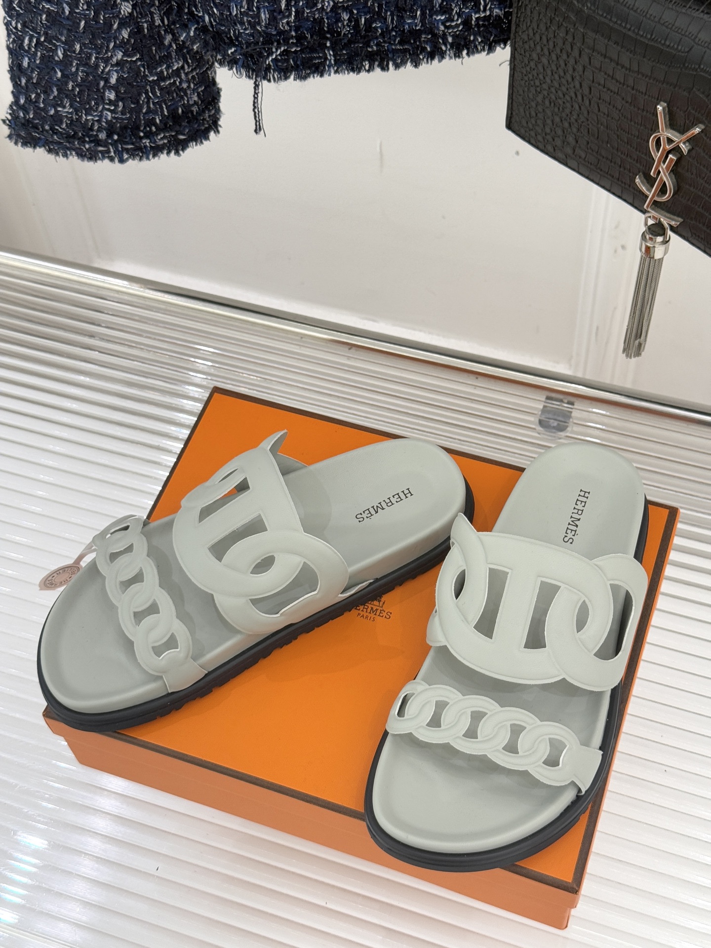 顶版 （配原版飞机盒）Hermès/爱马仕经典镂空猪鼻子休闲懒人拖鞋标志性的猪鼻子镂空设计俏皮吸睛在简约