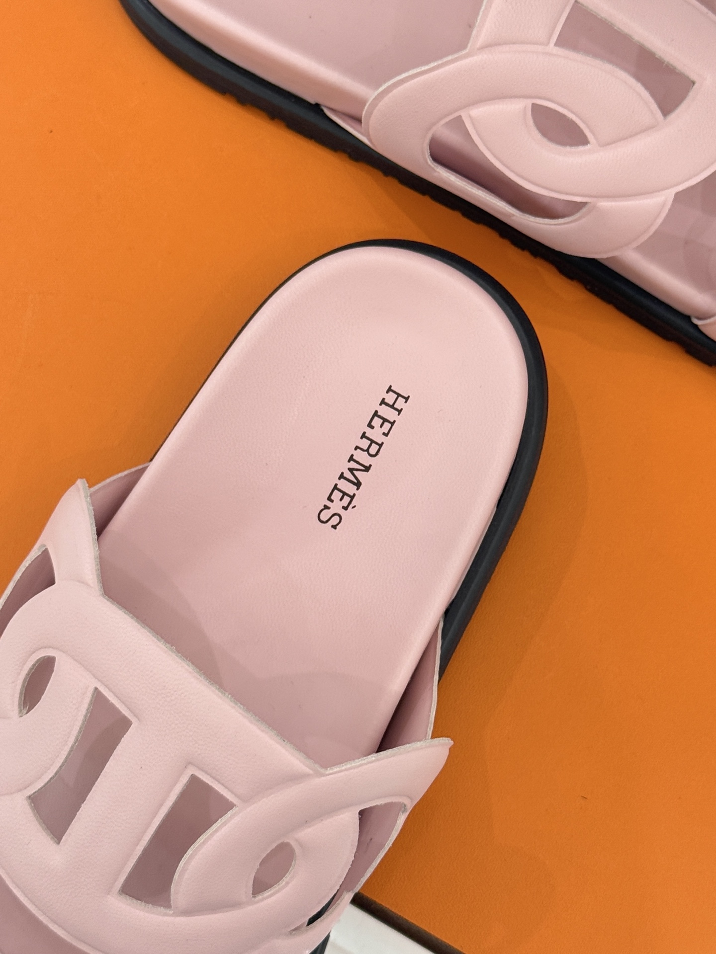 顶版 （配原版飞机盒）Hermès/爱马仕经典镂空猪鼻子休闲懒人拖鞋标志性的猪鼻子镂空设计俏皮吸睛在简约