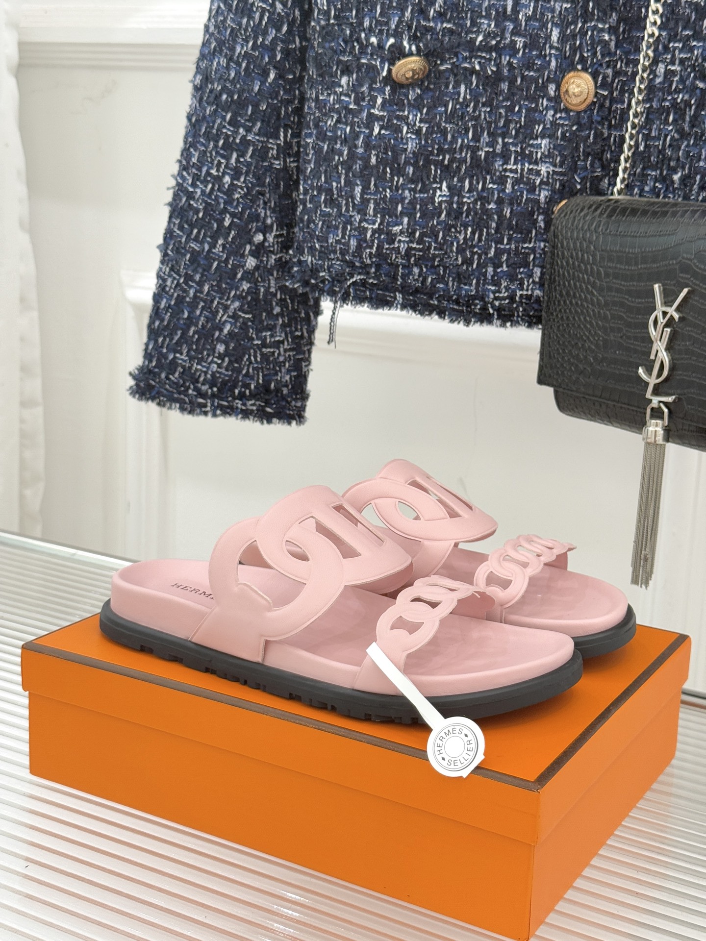 顶版 （配原版飞机盒）Hermès/爱马仕经典镂空猪鼻子休闲懒人拖鞋标志性的猪鼻子镂空设计俏皮吸睛在简约