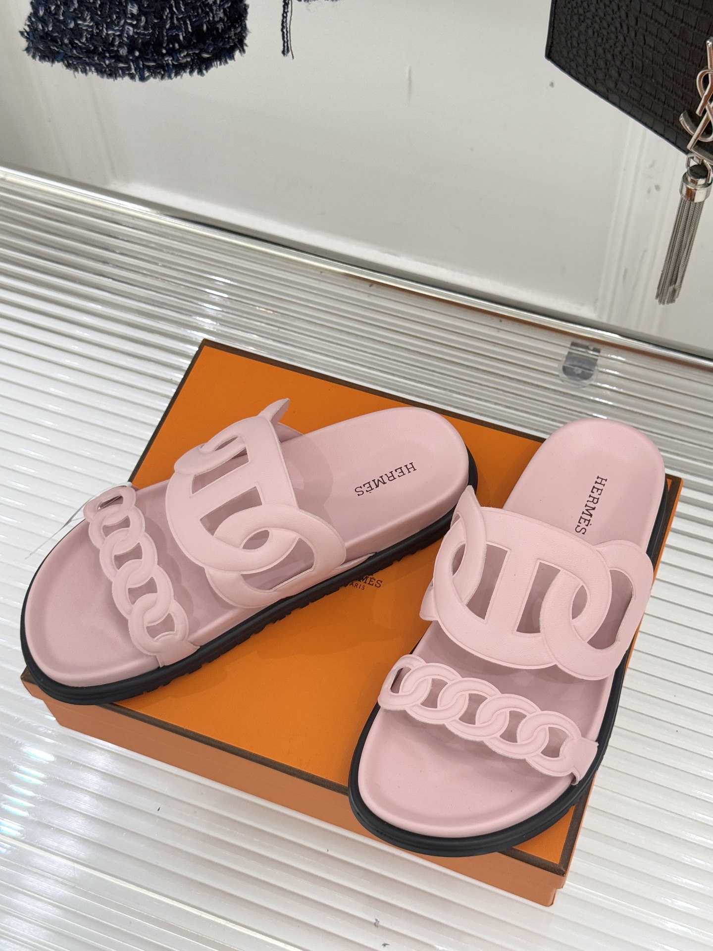 顶版 （配原版飞机盒）Hermès/爱马仕经典镂空猪鼻子休闲懒人拖鞋标志性的猪鼻子镂空设计俏皮吸睛在简约