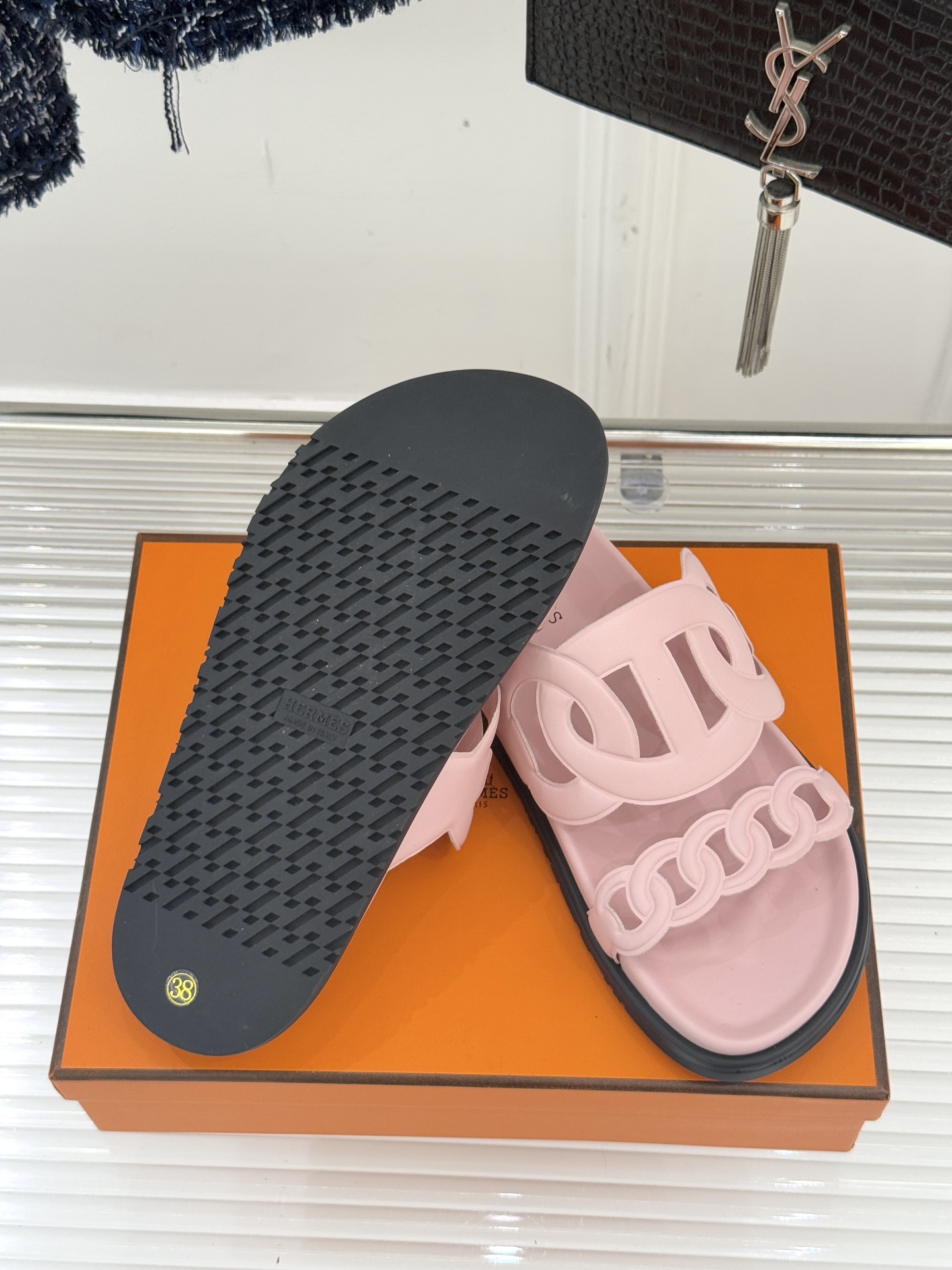 顶版 （配原版飞机盒）Hermès/爱马仕经典镂空猪鼻子休闲懒人拖鞋标志性的猪鼻子镂空设计俏皮吸睛在简约