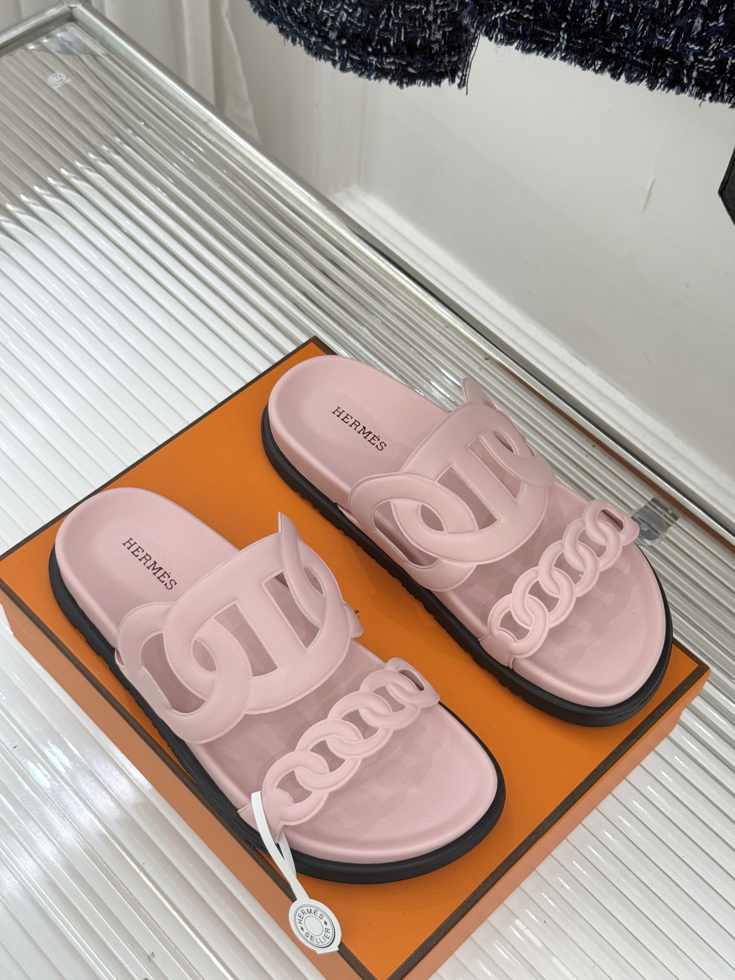 顶版 （配原版飞机盒）Hermès/爱马仕经典镂空猪鼻子休闲懒人拖鞋标志性的猪鼻子镂空设计俏皮吸睛在简约