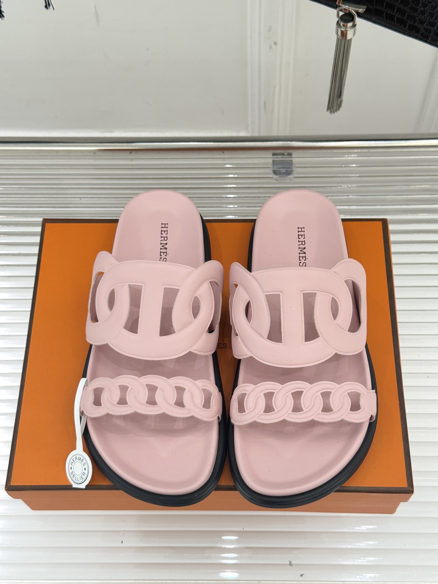 顶版 （配原版飞机盒）Hermès/爱马仕经典镂空猪鼻子休闲懒人拖鞋标志性的猪鼻子镂空设计俏皮吸睛在简约