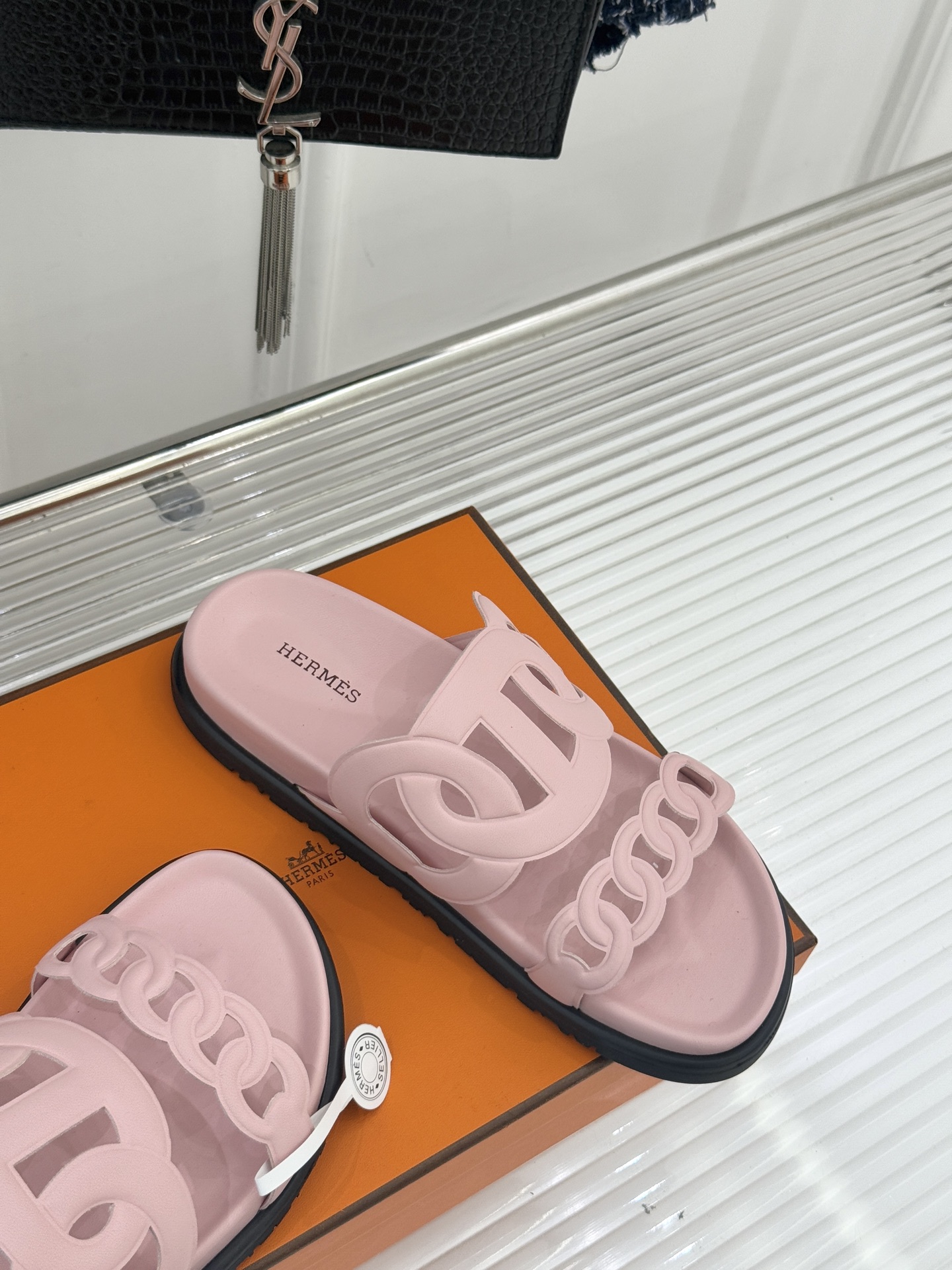 顶版 （配原版飞机盒）Hermès/爱马仕经典镂空猪鼻子休闲懒人拖鞋标志性的猪鼻子镂空设计俏皮吸睛在简约