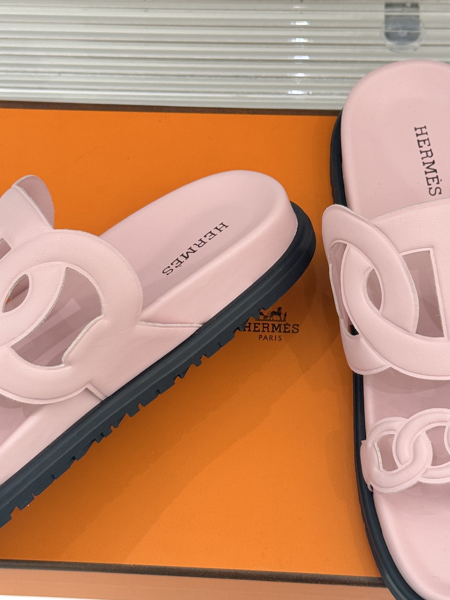 顶版 （配原版飞机盒）Hermès/爱马仕经典镂空猪鼻子休闲懒人拖鞋标志性的猪鼻子镂空设计俏皮吸睛在简约