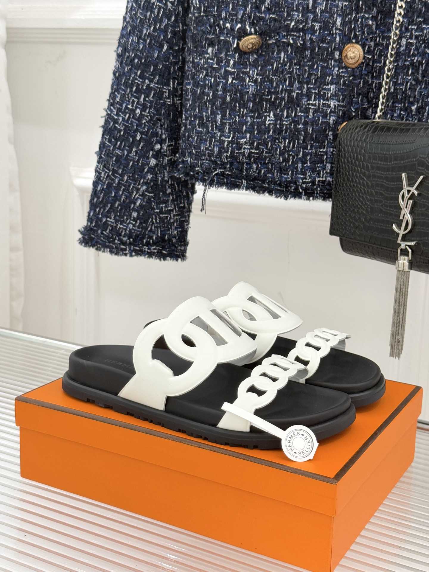 顶版 （配原版飞机盒）Hermès/爱马仕经典镂空猪鼻子休闲懒人拖鞋标志性的猪鼻子镂空设计俏皮吸睛在简约