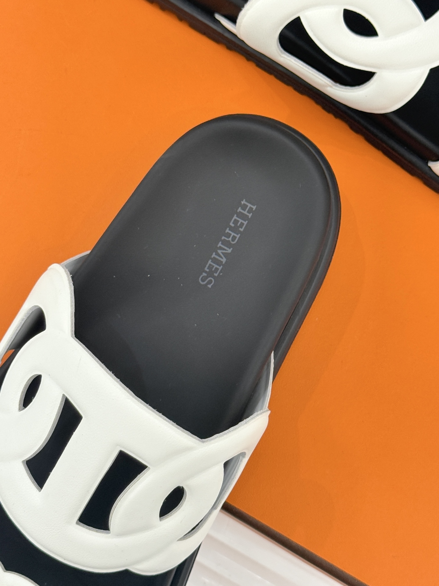 顶版 （配原版飞机盒）Hermès/爱马仕经典镂空猪鼻子休闲懒人拖鞋标志性的猪鼻子镂空设计俏皮吸睛在简约