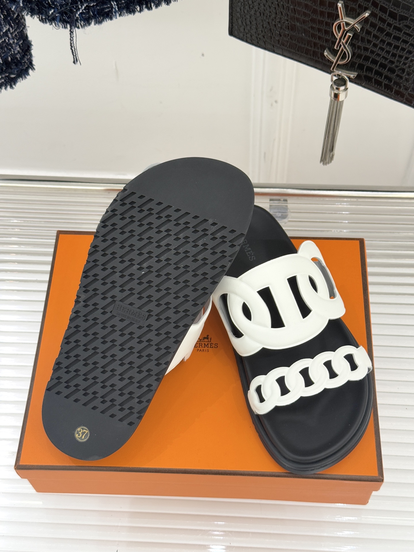 顶版 （配原版飞机盒）Hermès/爱马仕经典镂空猪鼻子休闲懒人拖鞋标志性的猪鼻子镂空设计俏皮吸睛在简约
