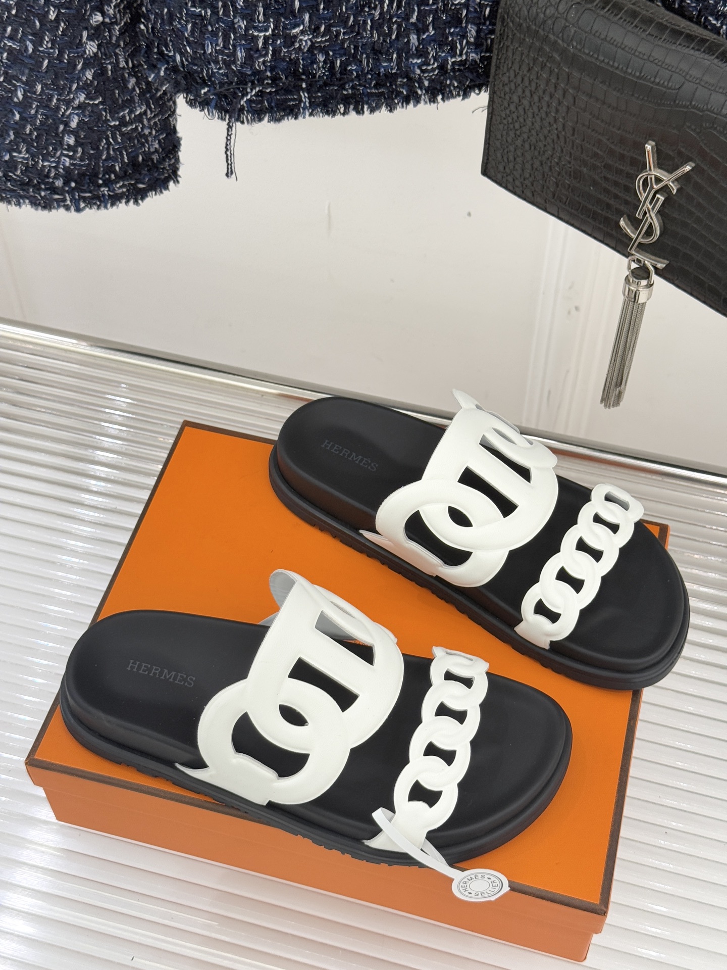 顶版 （配原版飞机盒）Hermès/爱马仕经典镂空猪鼻子休闲懒人拖鞋标志性的猪鼻子镂空设计俏皮吸睛在简约