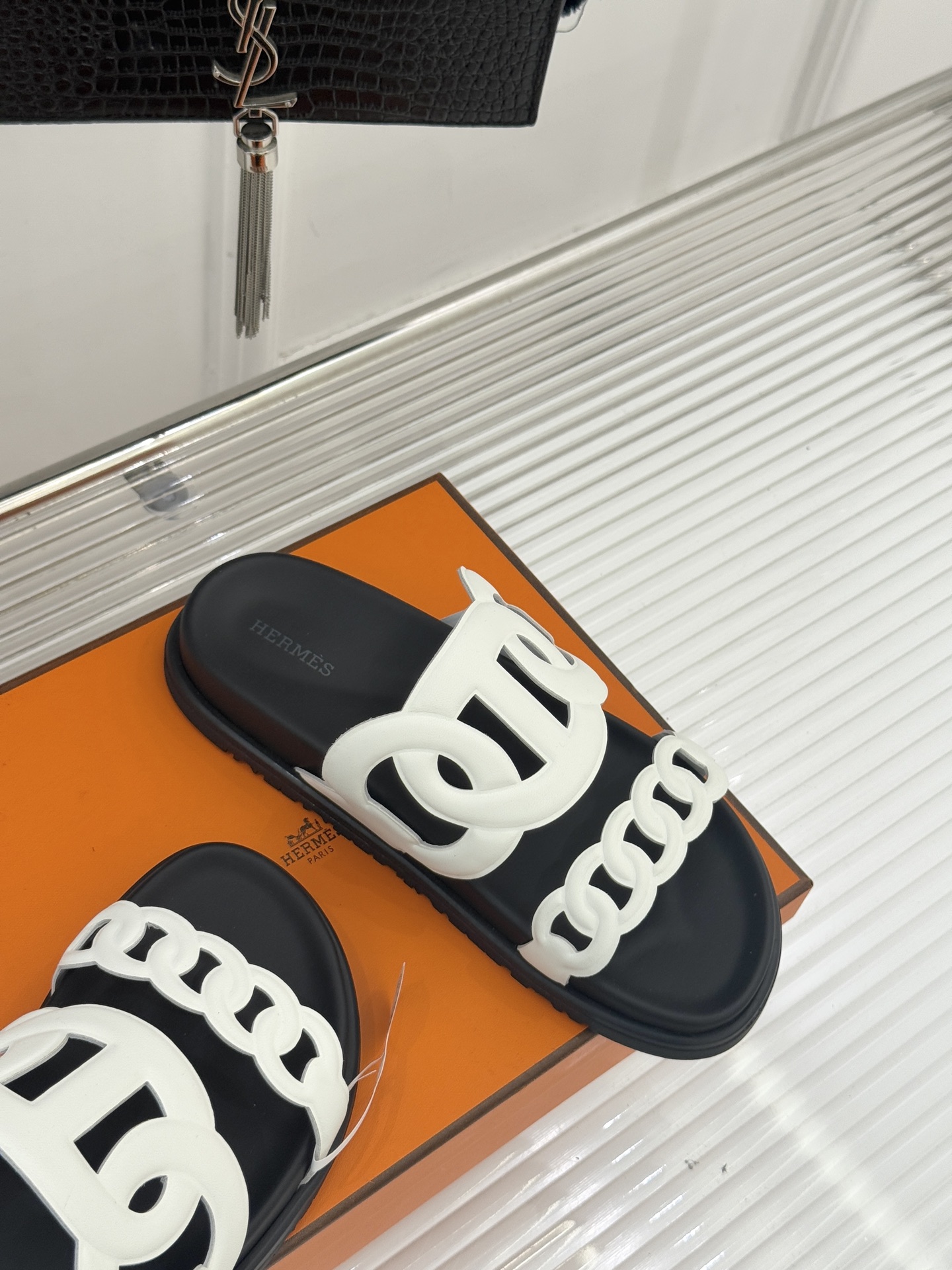 顶版 （配原版飞机盒）Hermès/爱马仕经典镂空猪鼻子休闲懒人拖鞋标志性的猪鼻子镂空设计俏皮吸睛在简约