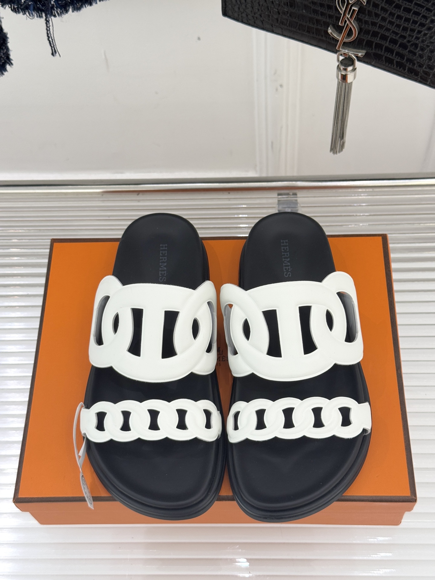 顶版 （配原版飞机盒）Hermès/爱马仕经典镂空猪鼻子休闲懒人拖鞋标志性的猪鼻子镂空设计俏皮吸睛在简约