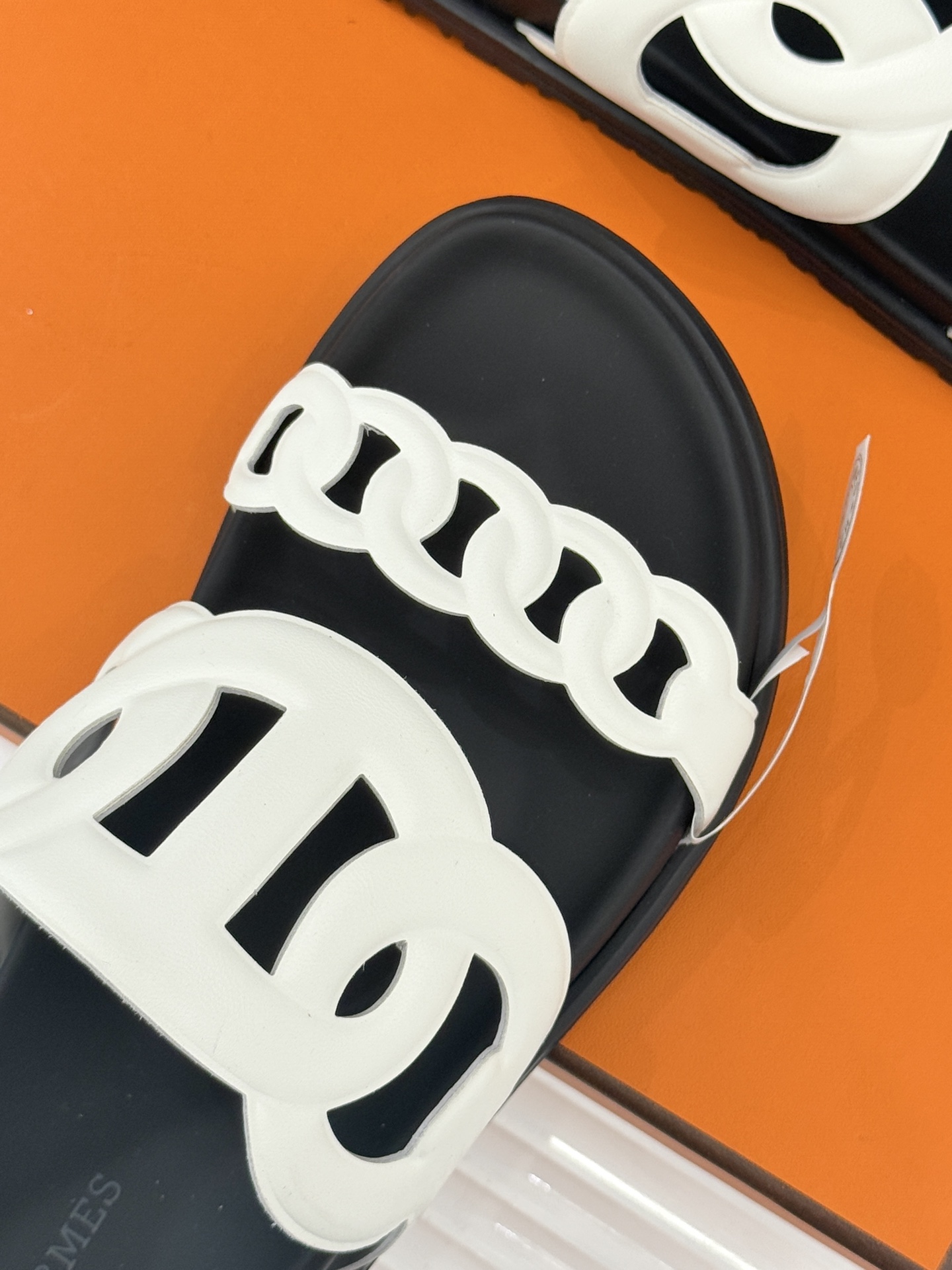 顶版 （配原版飞机盒）Hermès/爱马仕经典镂空猪鼻子休闲懒人拖鞋标志性的猪鼻子镂空设计俏皮吸睛在简约