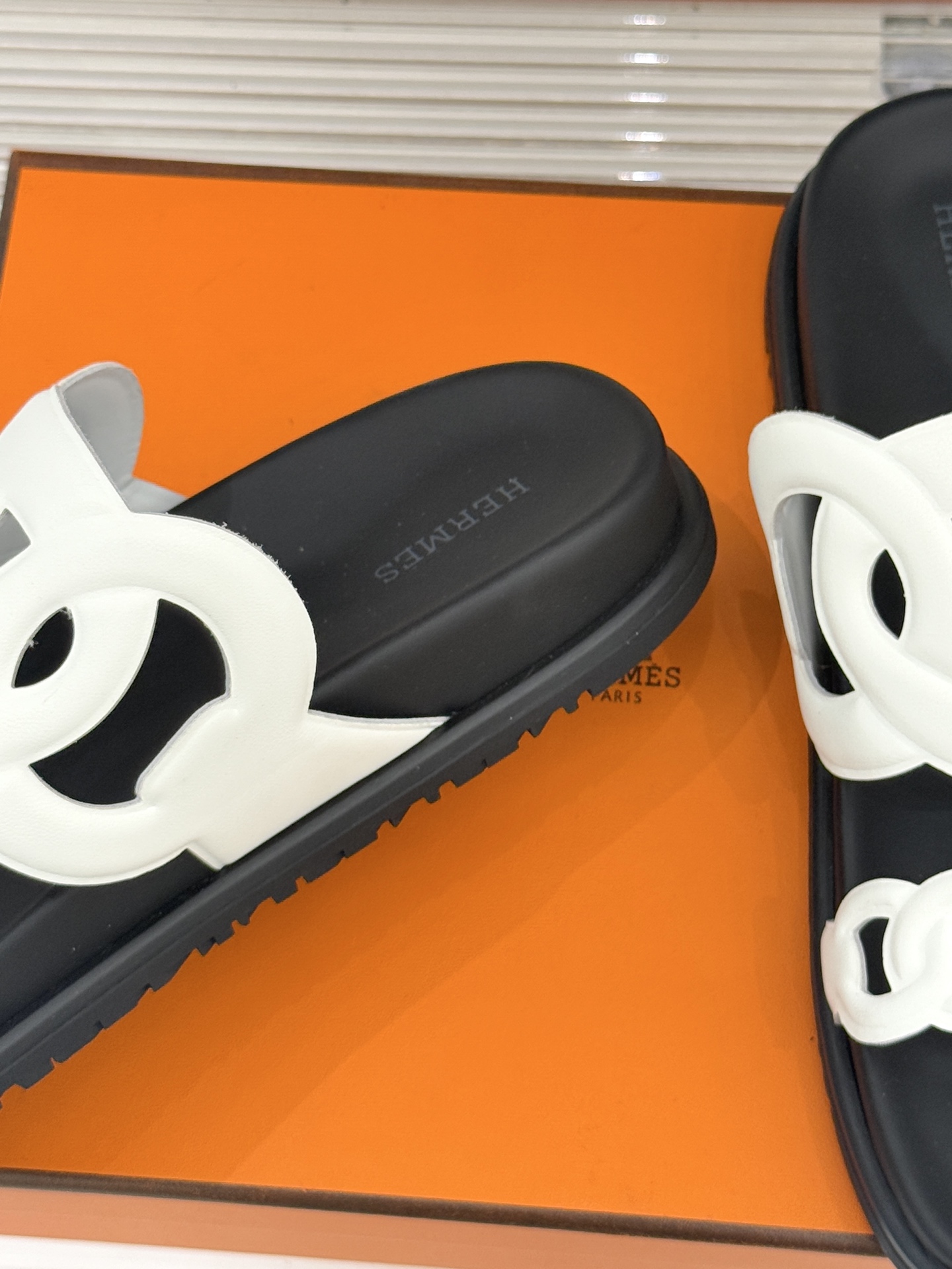 顶版 （配原版飞机盒）Hermès/爱马仕经典镂空猪鼻子休闲懒人拖鞋标志性的猪鼻子镂空设计俏皮吸睛在简约