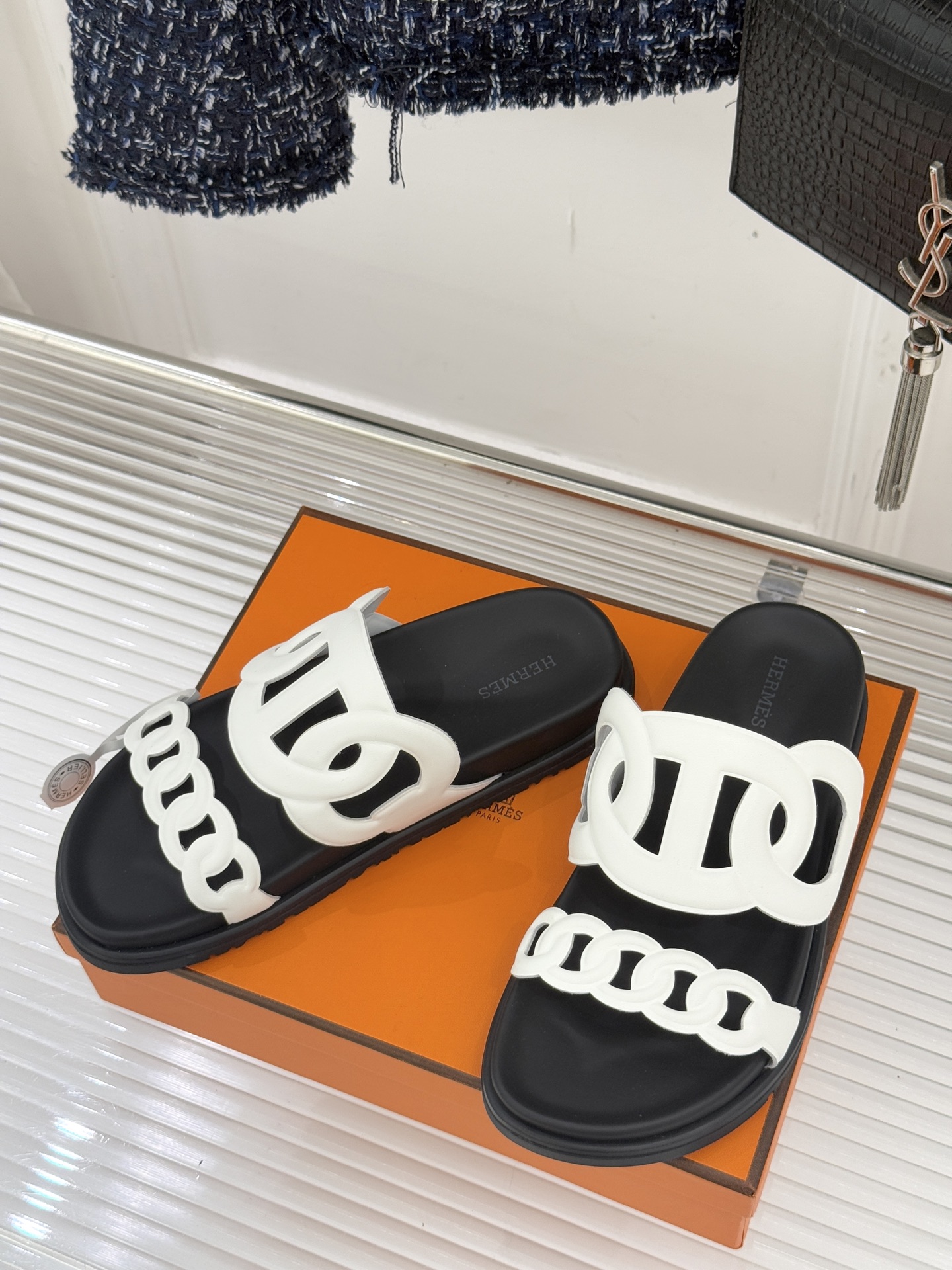 顶版 （配原版飞机盒）Hermès/爱马仕经典镂空猪鼻子休闲懒人拖鞋标志性的猪鼻子镂空设计俏皮吸睛在简约
