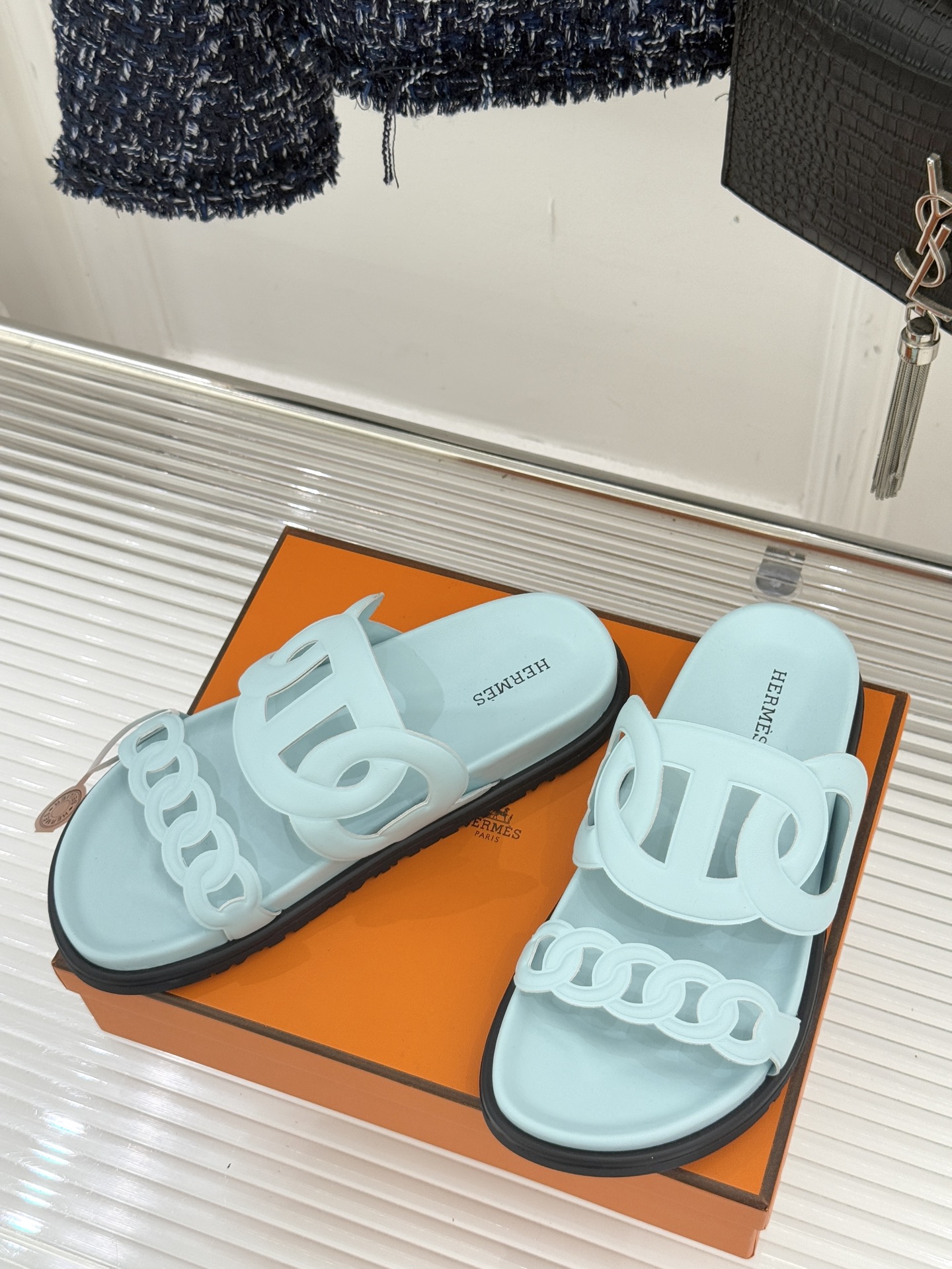 顶版 （配原版飞机盒）Hermès/爱马仕经典镂空猪鼻子休闲懒人拖鞋标志性的猪鼻子镂空设计俏皮吸睛在简约