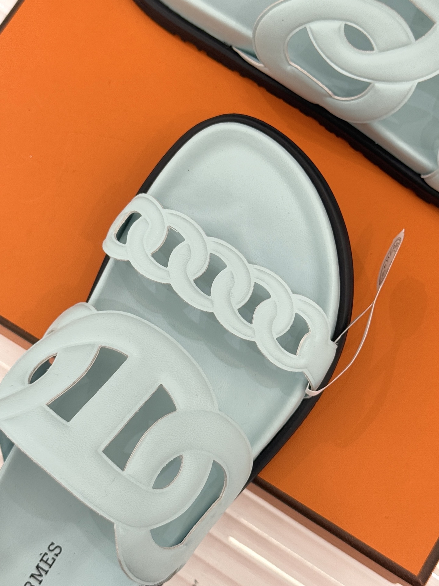 顶版 （配原版飞机盒）Hermès/爱马仕经典镂空猪鼻子休闲懒人拖鞋标志性的猪鼻子镂空设计俏皮吸睛在简约