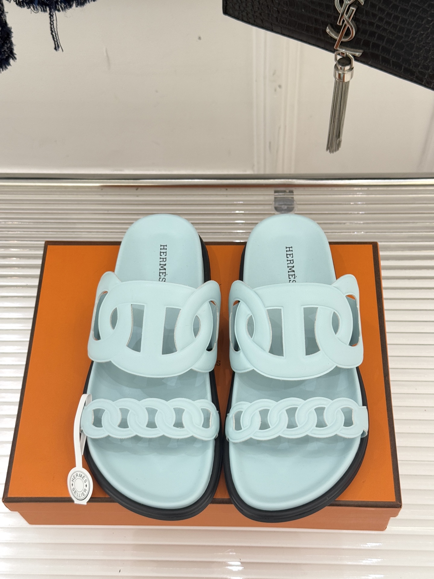 顶版 （配原版飞机盒）Hermès/爱马仕经典镂空猪鼻子休闲懒人拖鞋标志性的猪鼻子镂空设计俏皮吸睛在简约