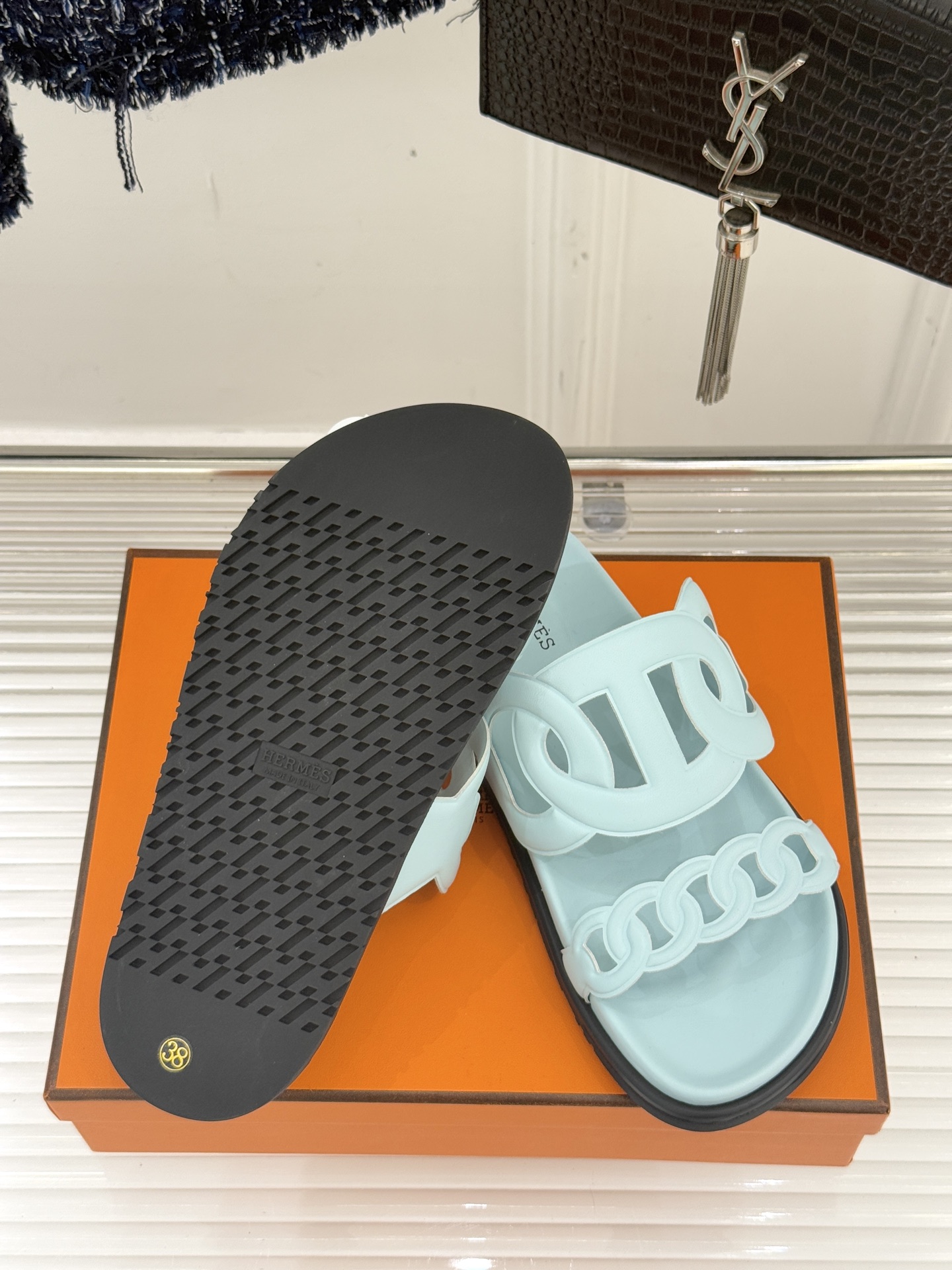 顶版 （配原版飞机盒）Hermès/爱马仕经典镂空猪鼻子休闲懒人拖鞋标志性的猪鼻子镂空设计俏皮吸睛在简约