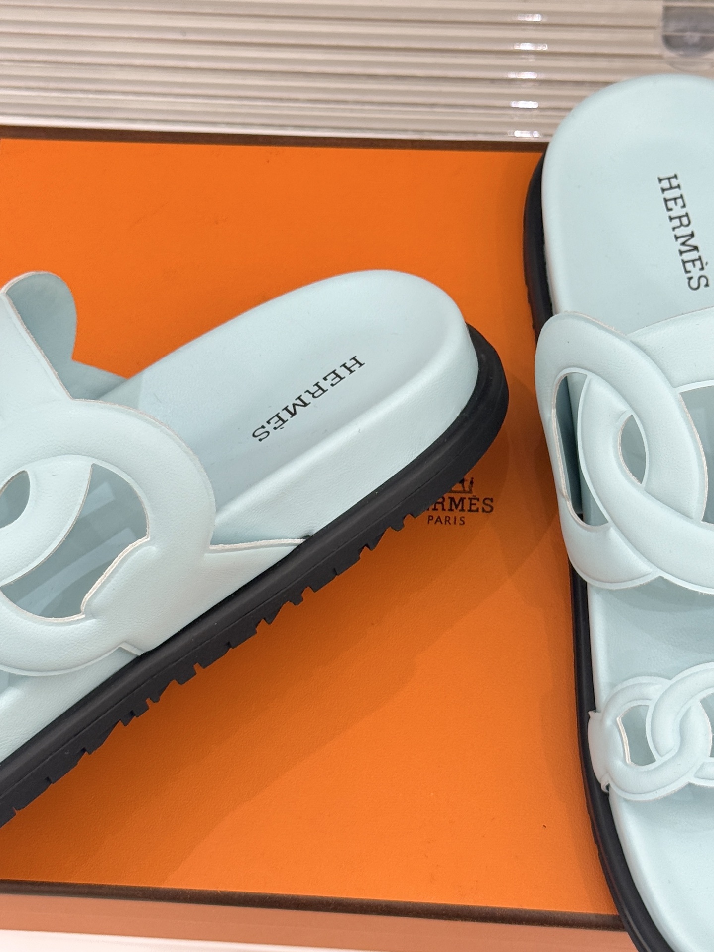 顶版 （配原版飞机盒）Hermès/爱马仕经典镂空猪鼻子休闲懒人拖鞋标志性的猪鼻子镂空设计俏皮吸睛在简约