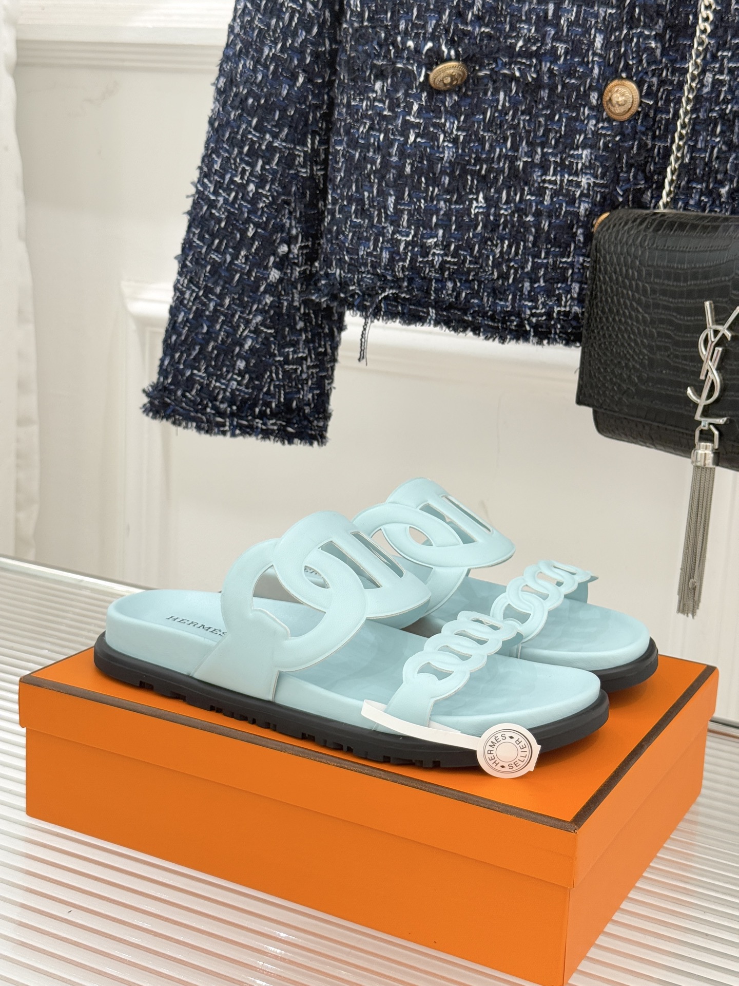 顶版 （配原版飞机盒）Hermès/爱马仕经典镂空猪鼻子休闲懒人拖鞋标志性的猪鼻子镂空设计俏皮吸睛在简约