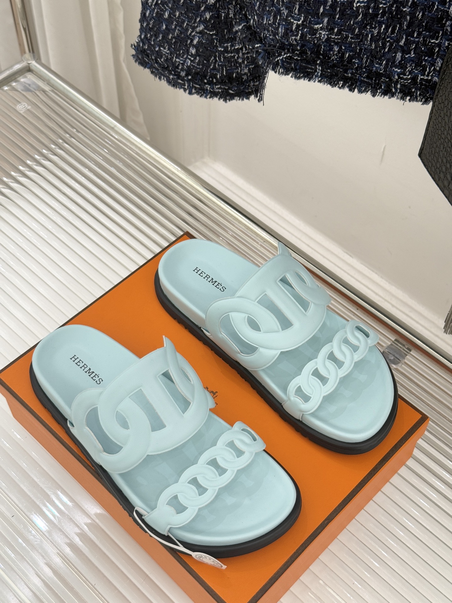 顶版 （配原版飞机盒）Hermès/爱马仕经典镂空猪鼻子休闲懒人拖鞋标志性的猪鼻子镂空设计俏皮吸睛在简约