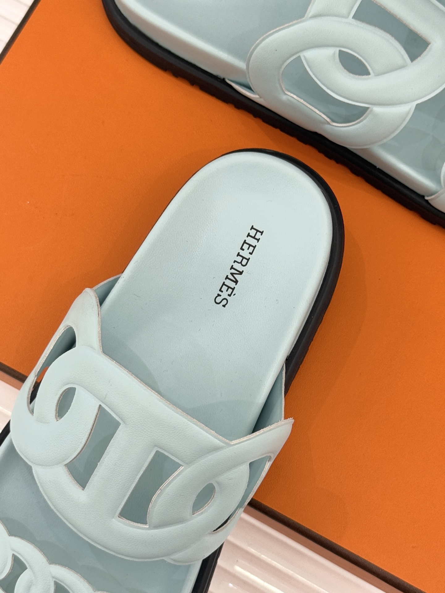 顶版 （配原版飞机盒）Hermès/爱马仕经典镂空猪鼻子休闲懒人拖鞋标志性的猪鼻子镂空设计俏皮吸睛在简约