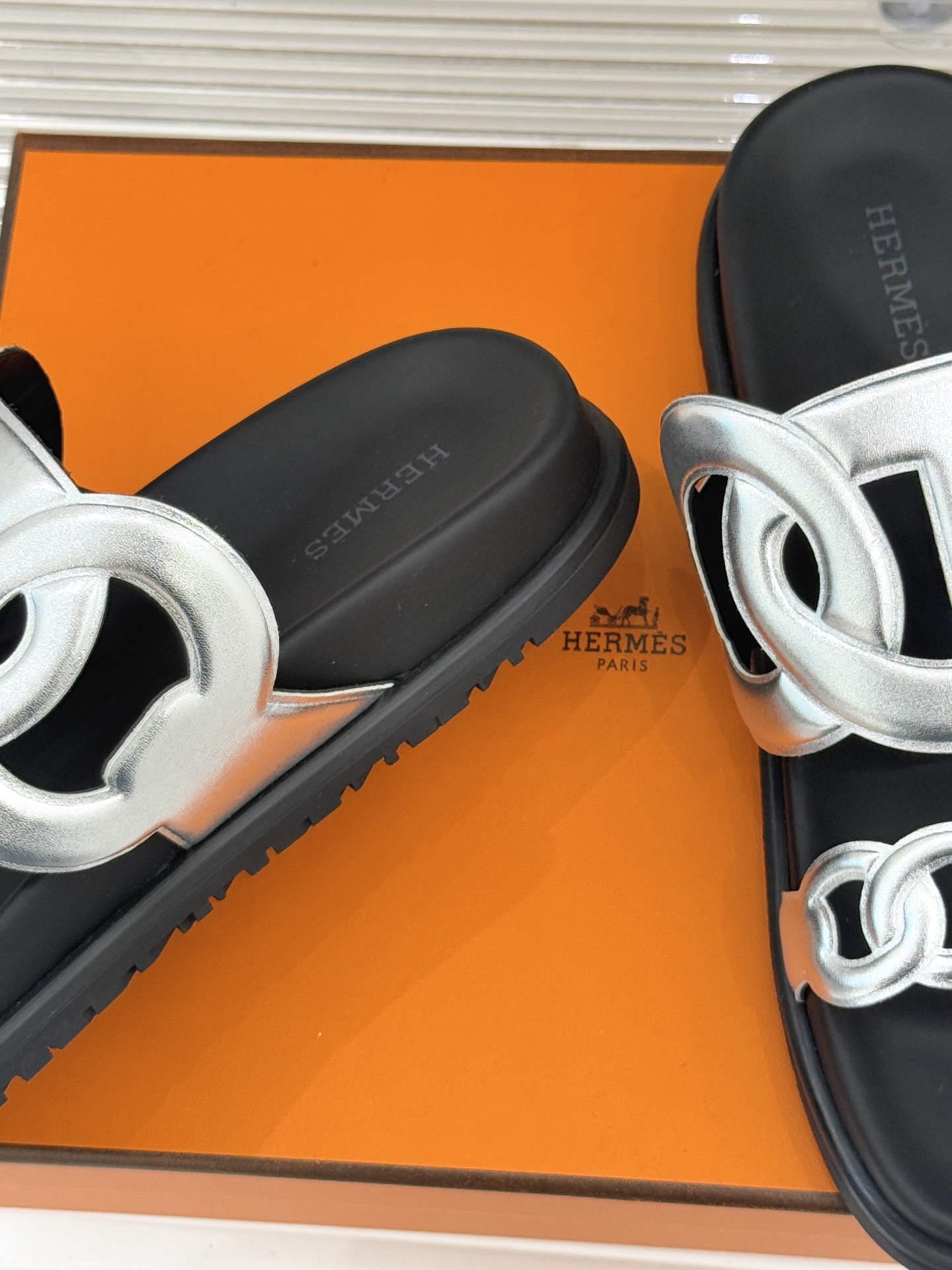 顶版 （配原版飞机盒）Hermès/爱马仕经典镂空猪鼻子休闲懒人拖鞋标志性的猪鼻子镂空设计俏皮吸睛在简约