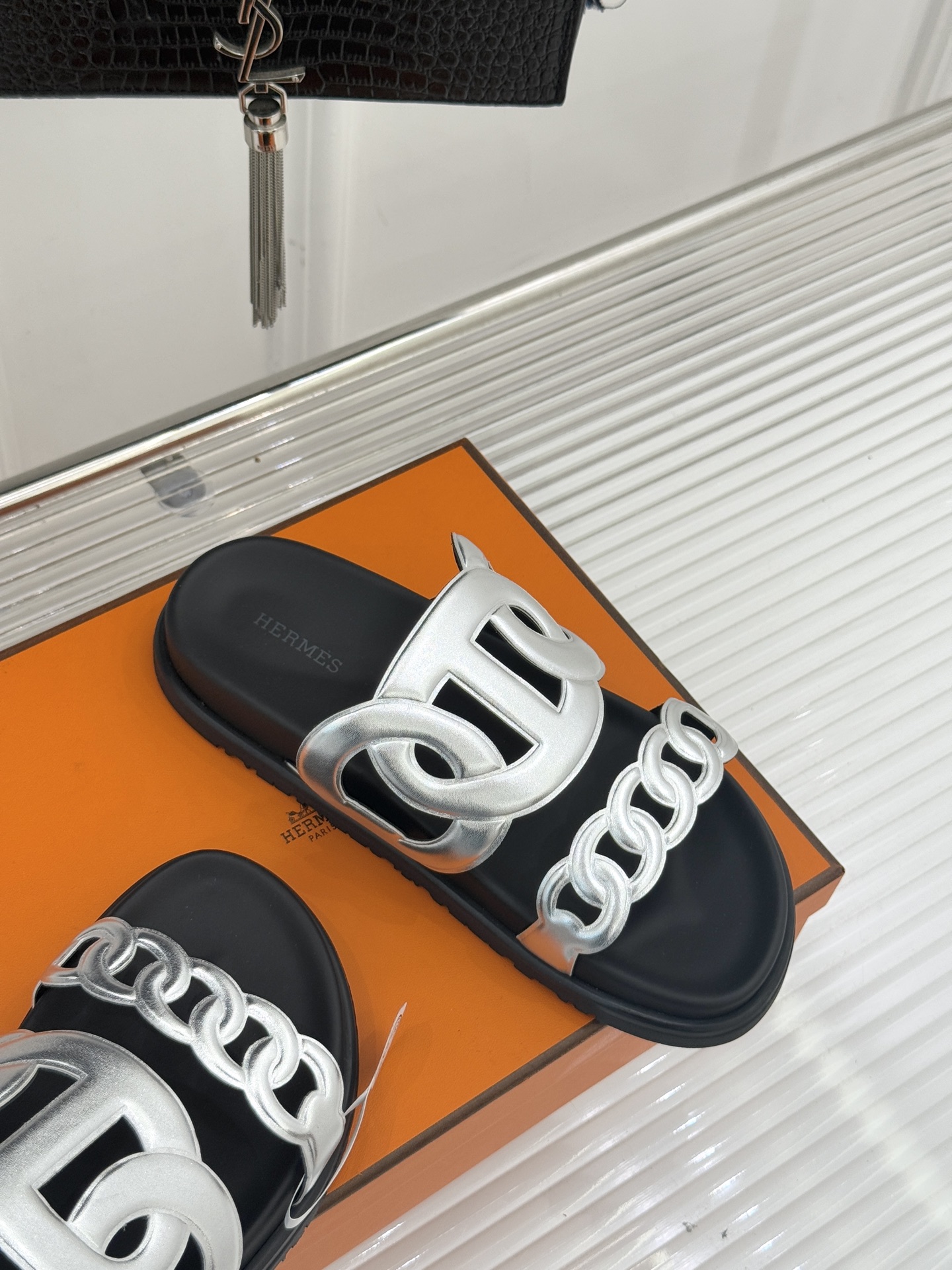 顶版 （配原版飞机盒）Hermès/爱马仕经典镂空猪鼻子休闲懒人拖鞋标志性的猪鼻子镂空设计俏皮吸睛在简约