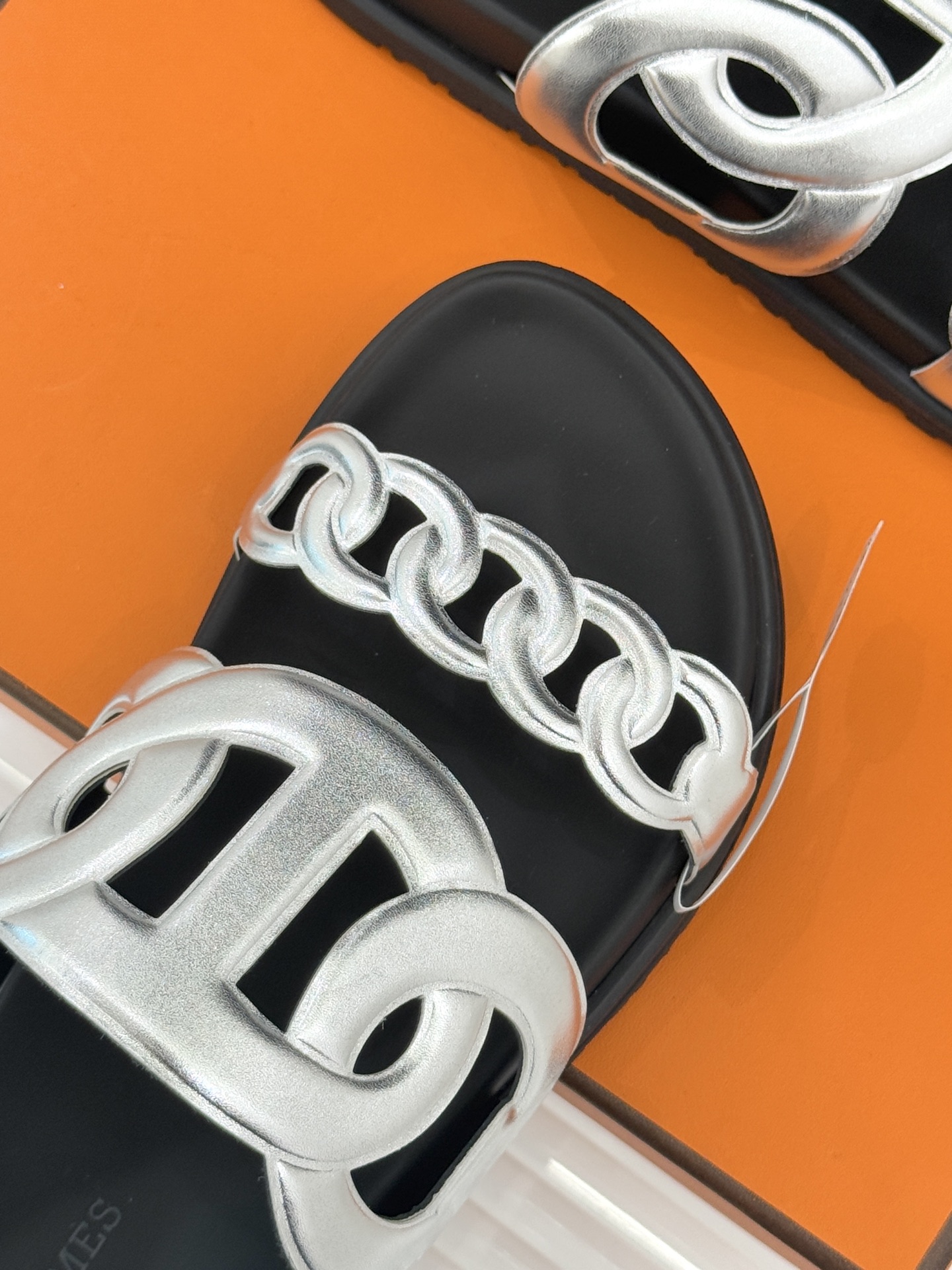 顶版 （配原版飞机盒）Hermès/爱马仕经典镂空猪鼻子休闲懒人拖鞋标志性的猪鼻子镂空设计俏皮吸睛在简约